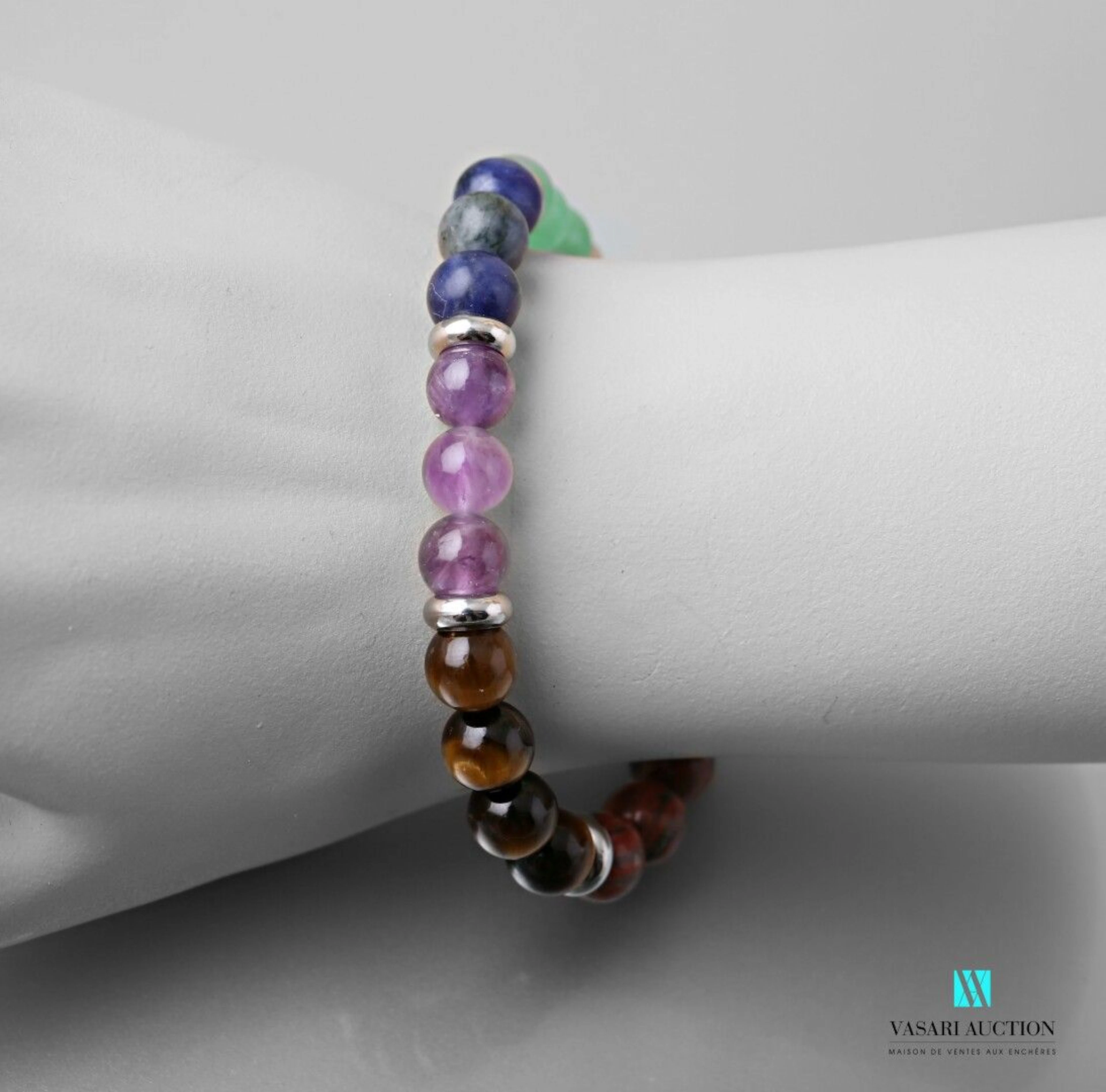 Bracelet orné de perles de de quartz, lapis... - Lot 253 - Vasari Auction