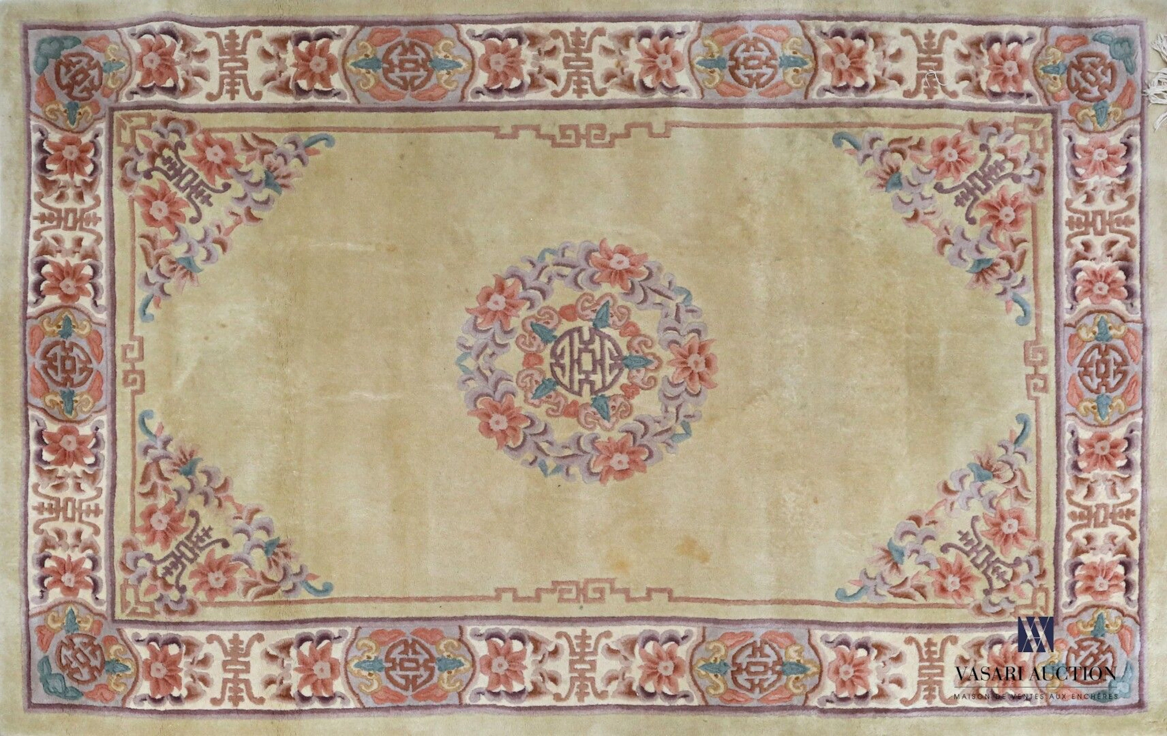 Tapis à décor d'une calligraphie ourlée d'une... - Lot 214 - Vasari Auction