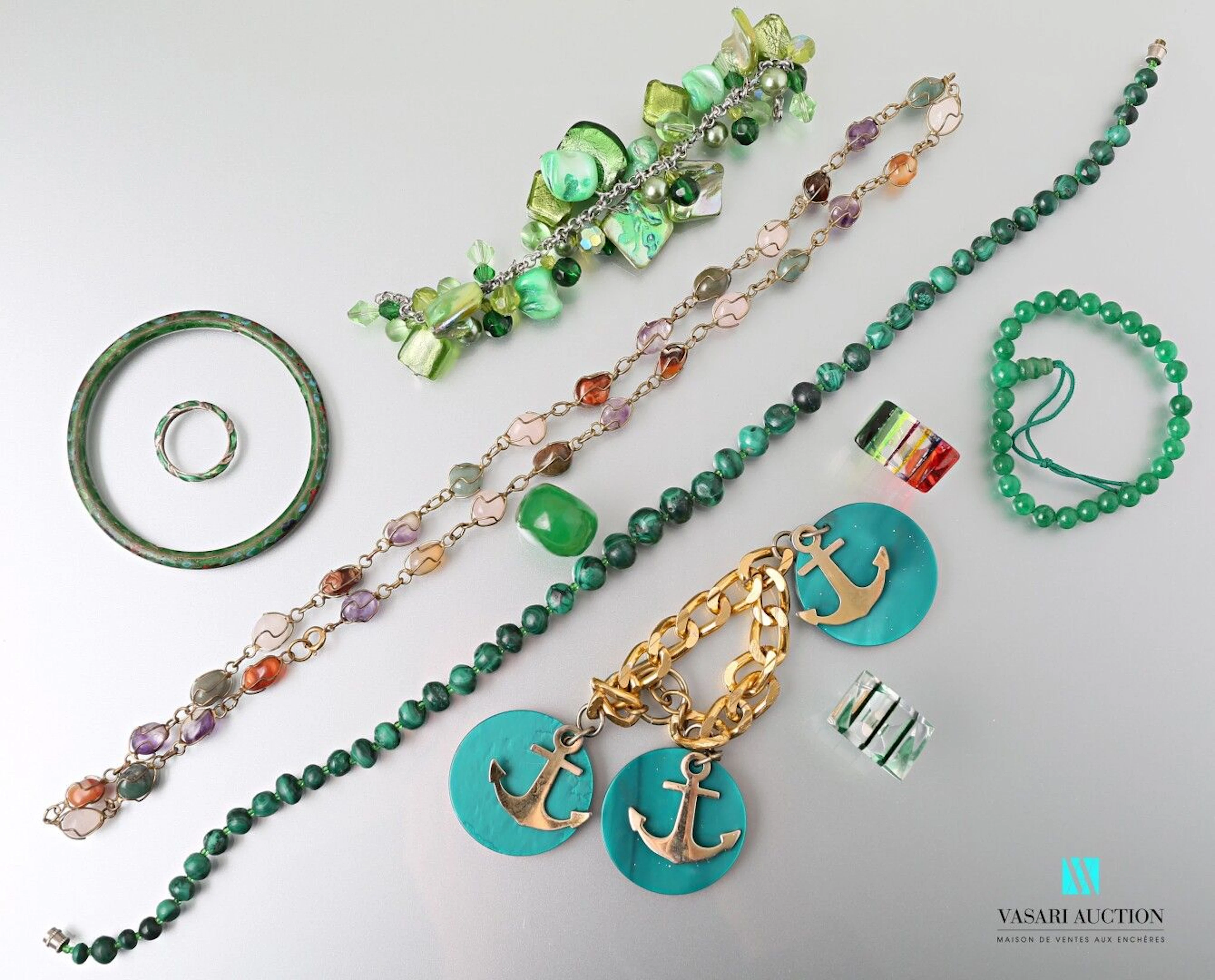 Lot de bijoux fantaisie comprenant un bracelet... - Lot 222 - Vasari Auction