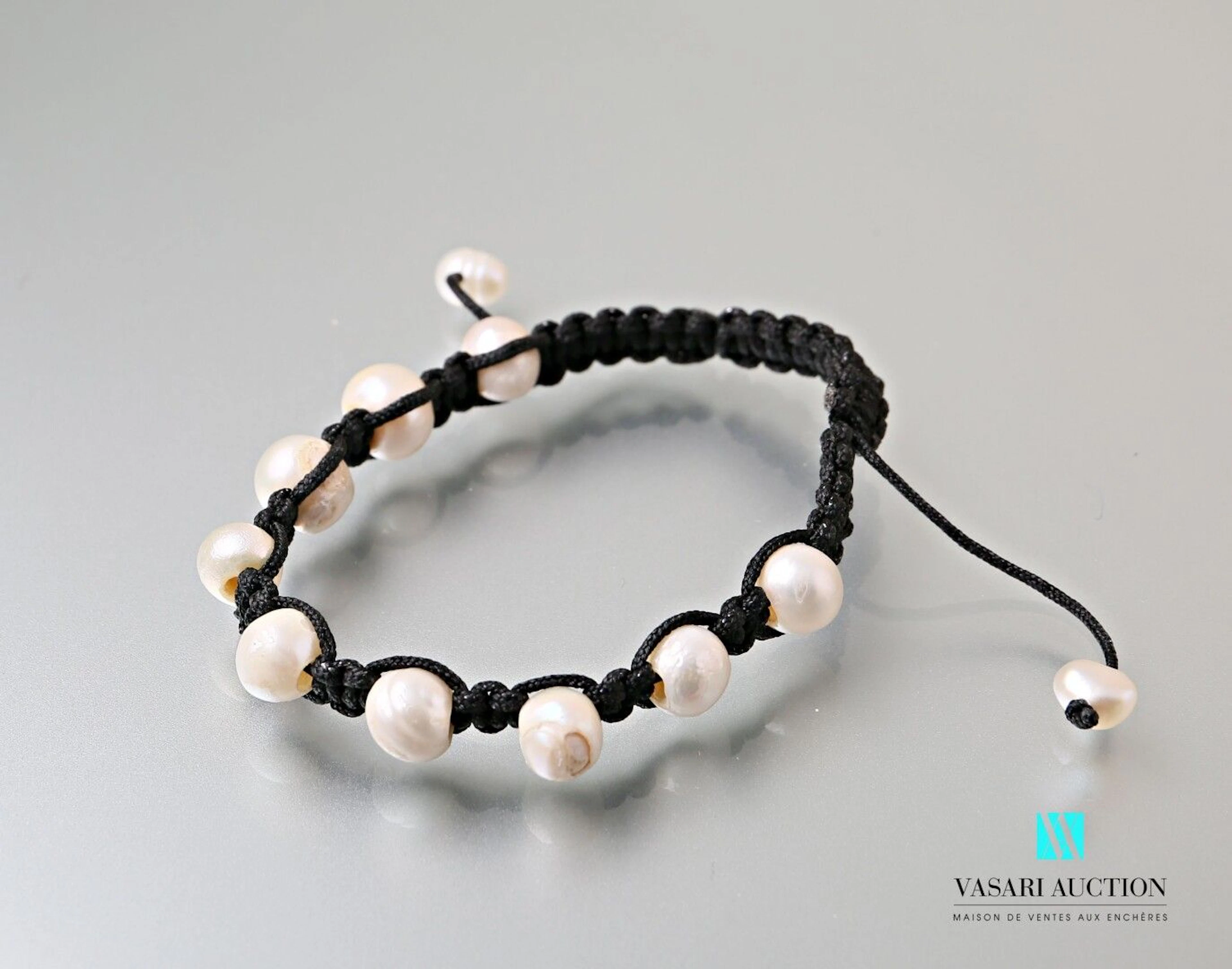 Bracelet shamballa orné de perles d'eau douce... - Lot 281 - Vasari Auction