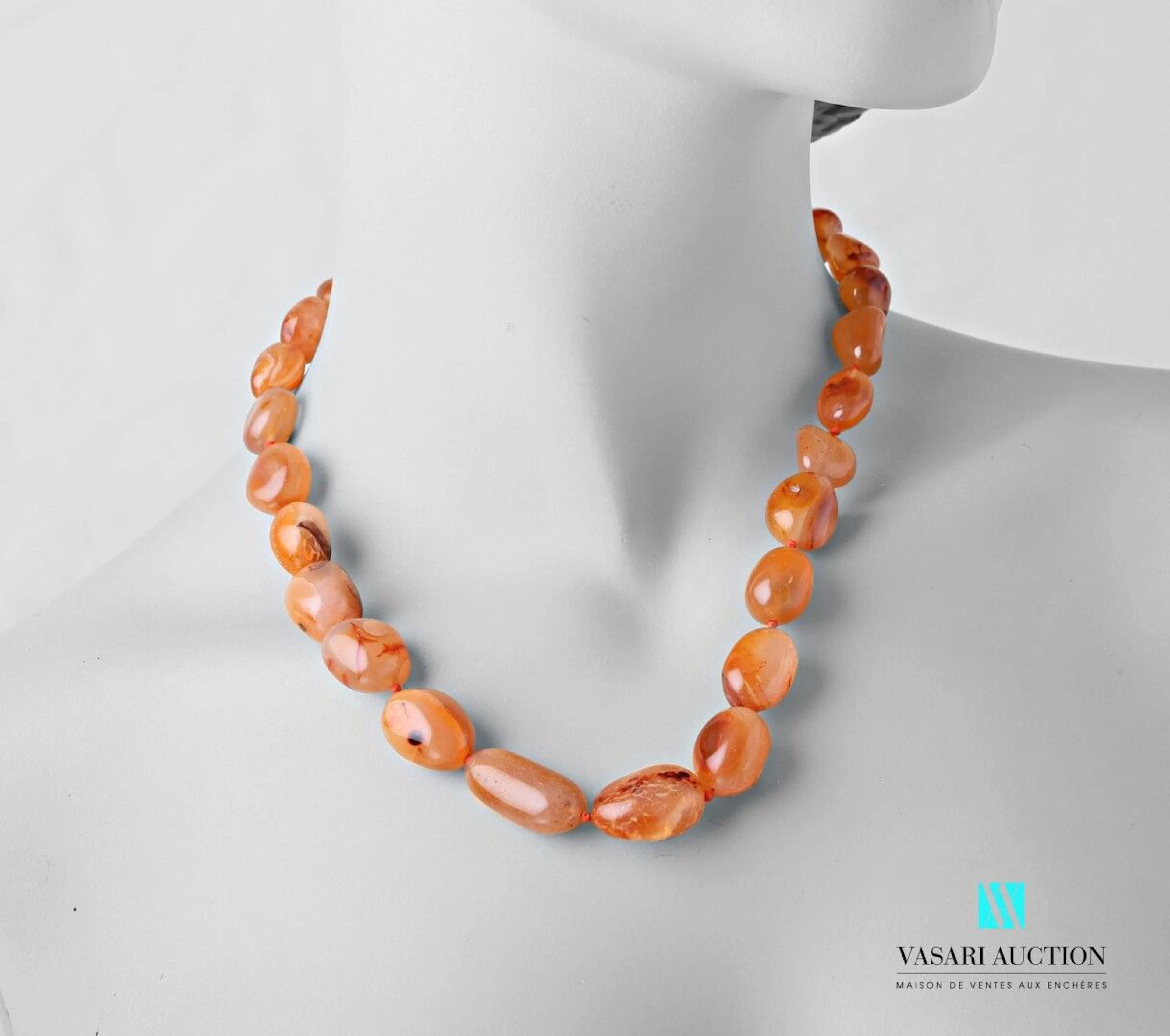 Collier en chute orné de cornaline en forme... - Lot 329 - Vasari Auction