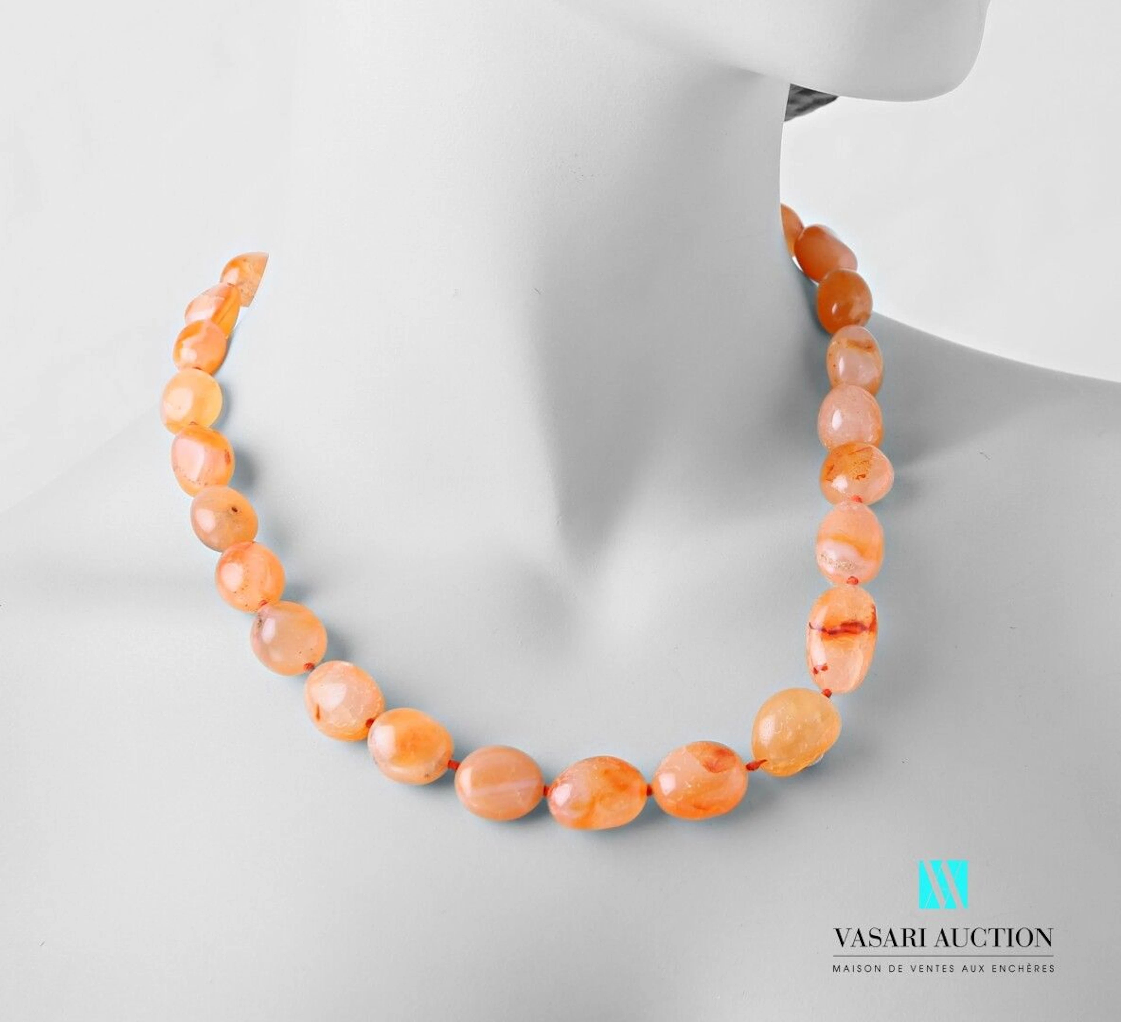 Collier en cornaline en forme de galets,... - Lot 386 - Vasari Auction