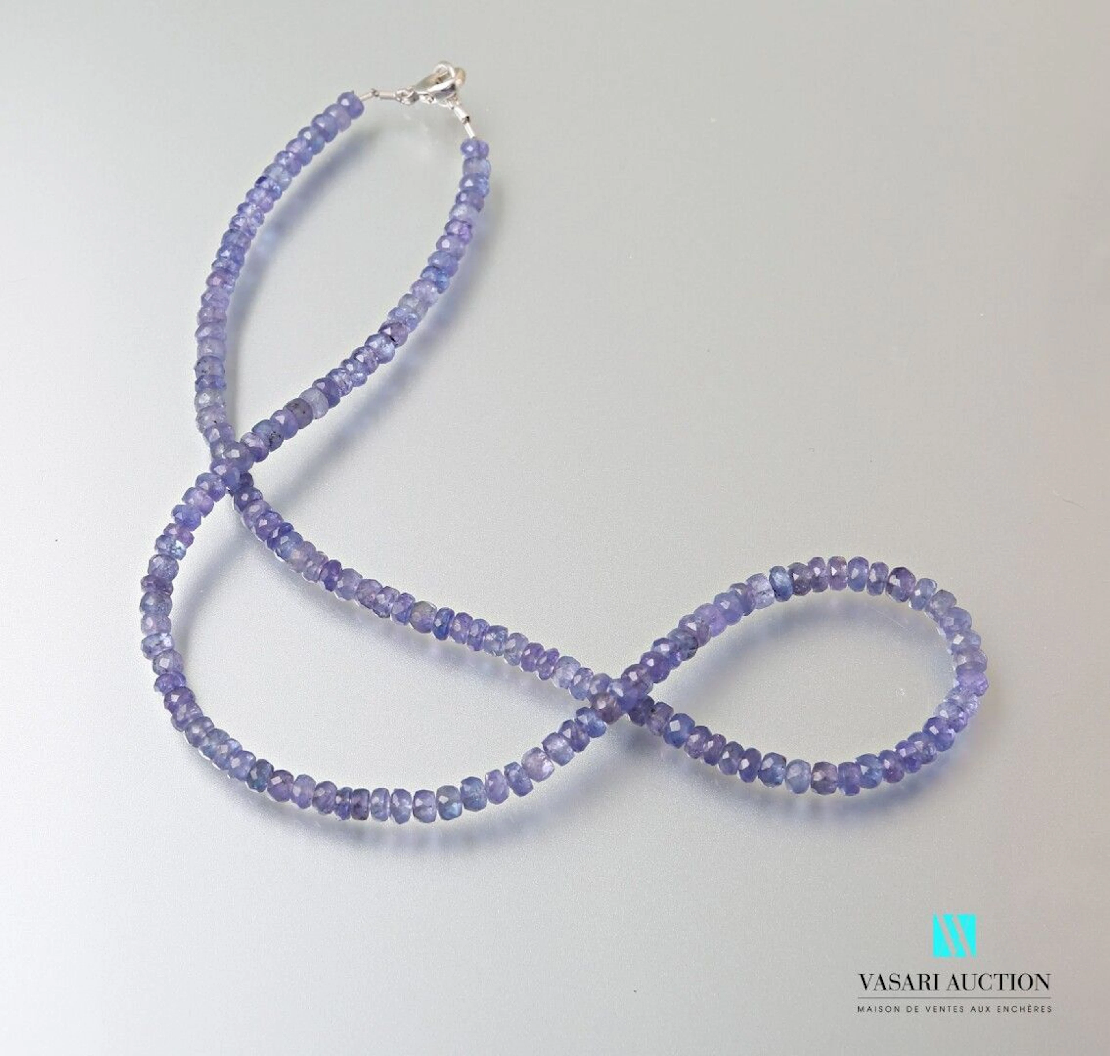 Collier orné de boules de tanzanite facettée,... - Lot 397 - Vasari Auction