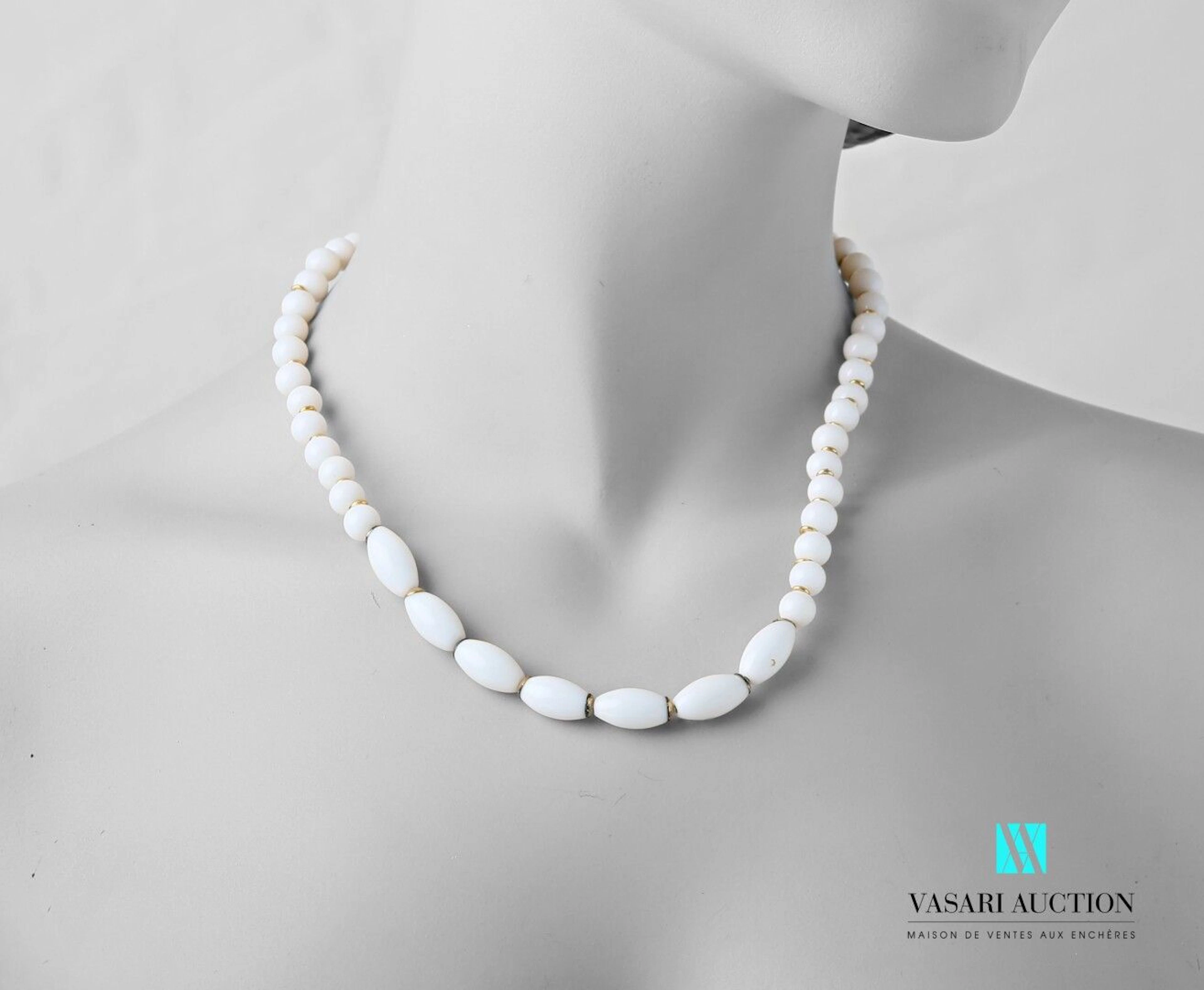 Collier légèrement en chute orné de boules... - Lot 406 - Vasari Auction