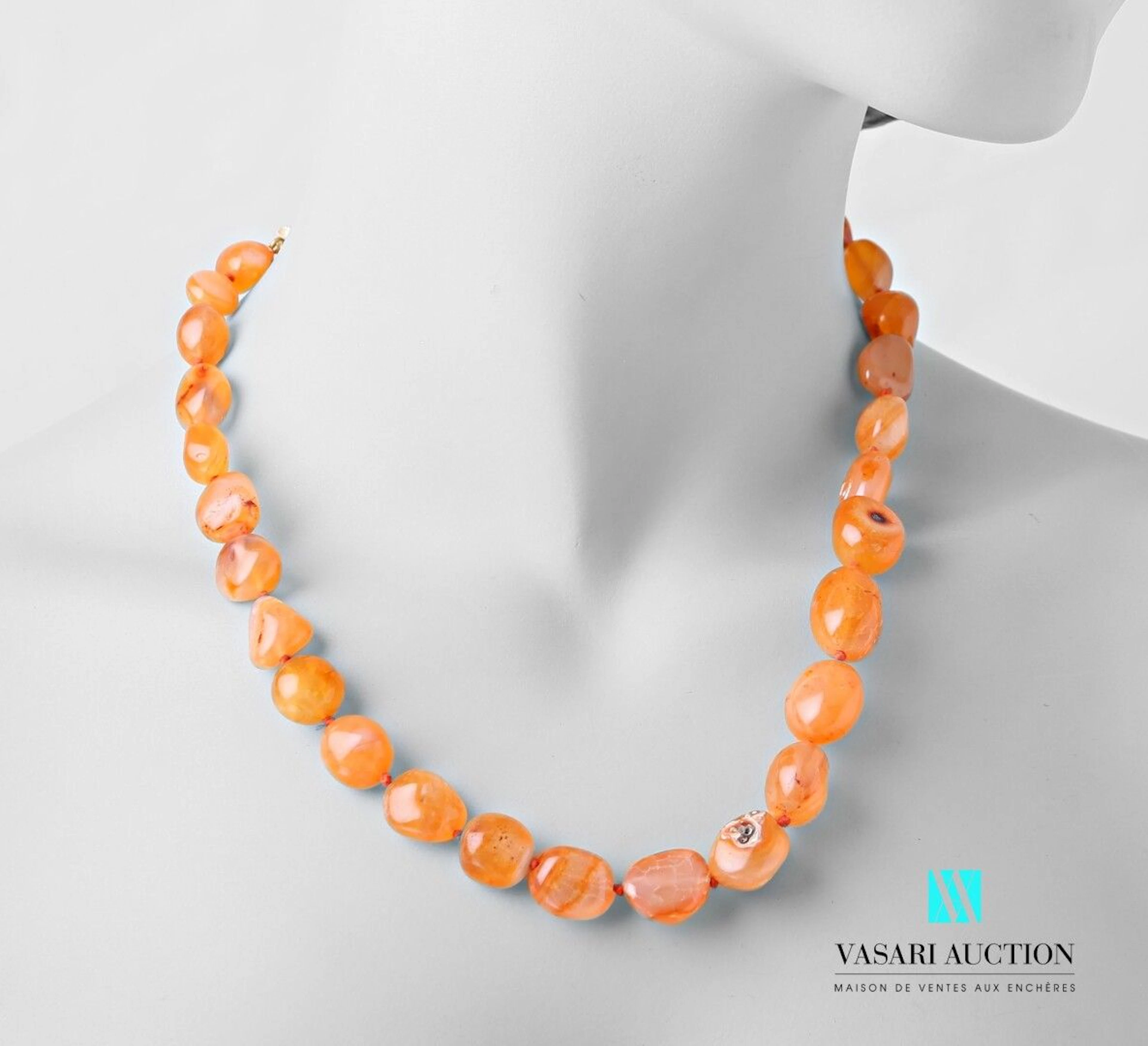Collier en cornaline en forme de galets,... - Lot 415 - Vasari Auction