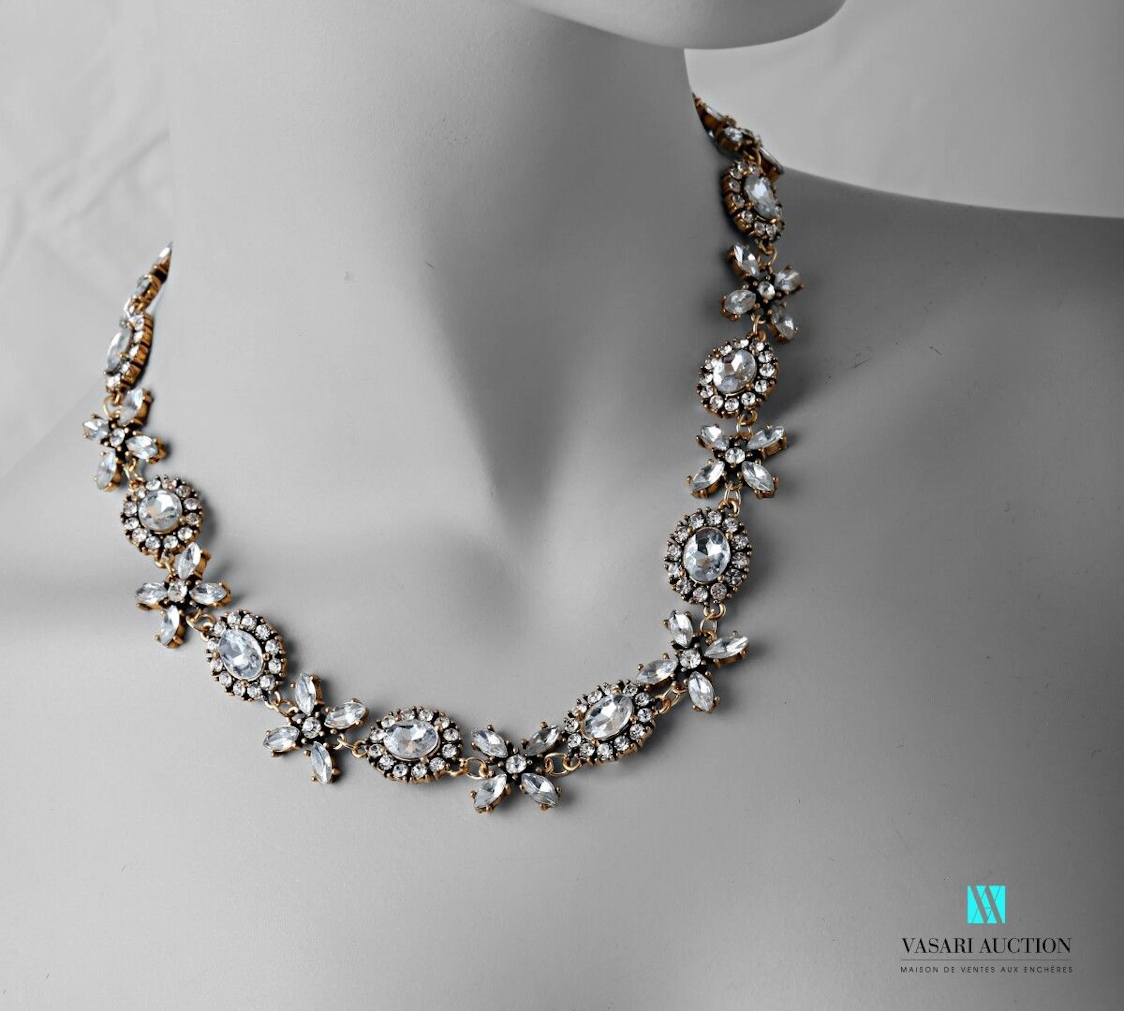 Collier en laiton doré, orné de motifs médaillons... - Lot 426 - Vasari Auction