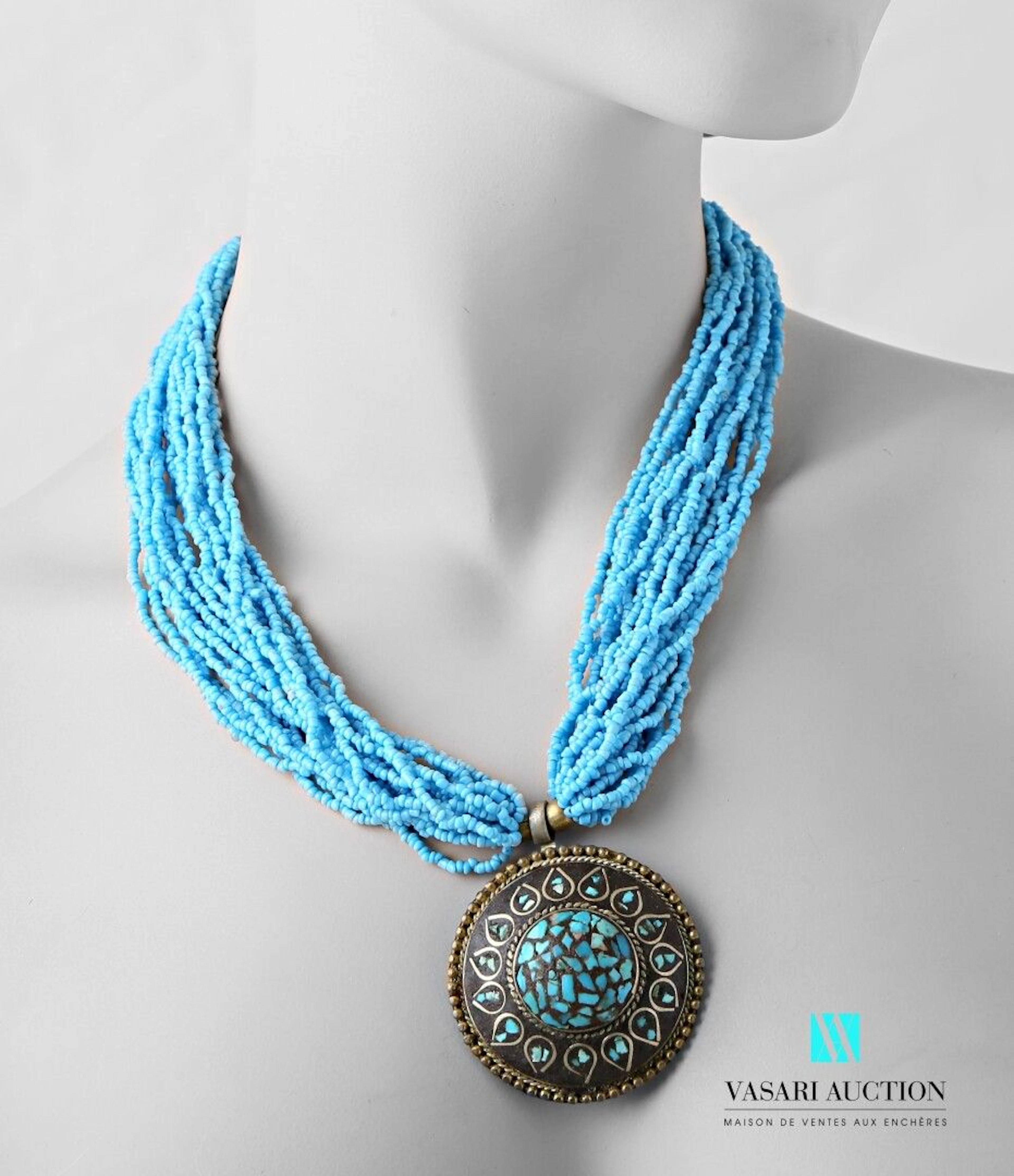 Collier torsadé dans le goût ethnique orné... - Lot 467 - Vasari Auction