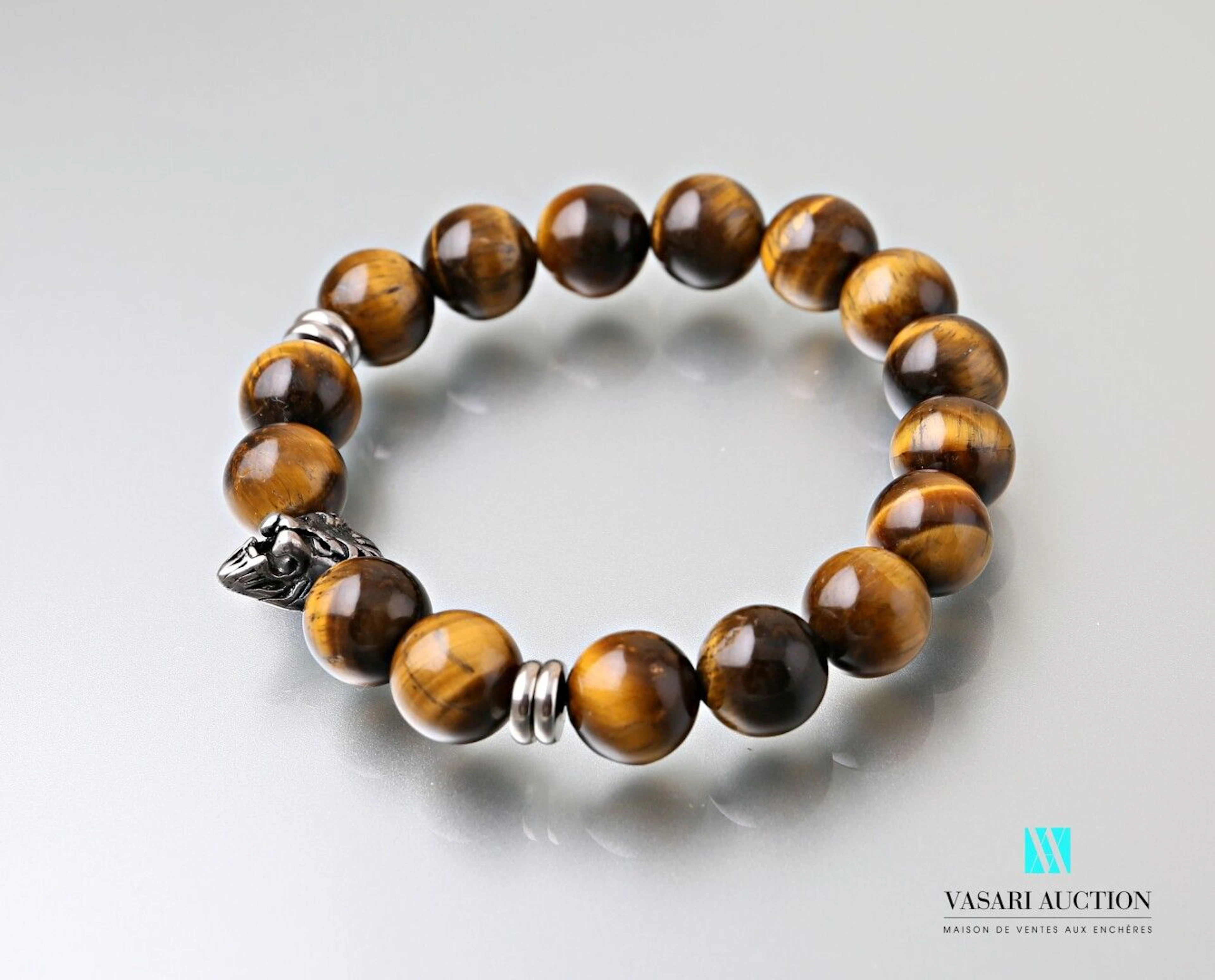 Bracelet sur cordon élastique orné de boules... - Lot 488 - Vasari Auction
