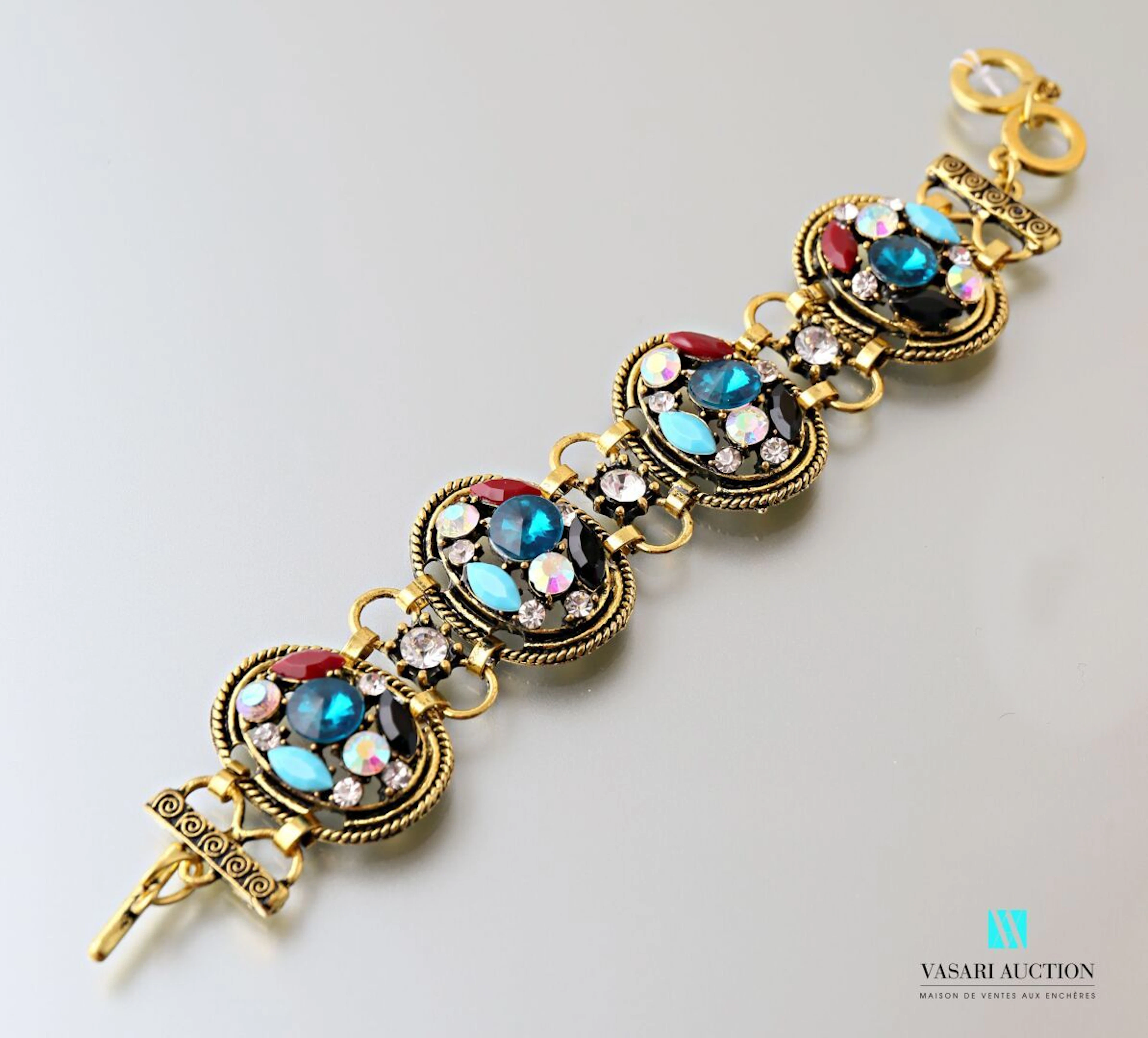 Bracelet en laiton orné de quatre médaillons... - Lot 492 - Vasari Auction