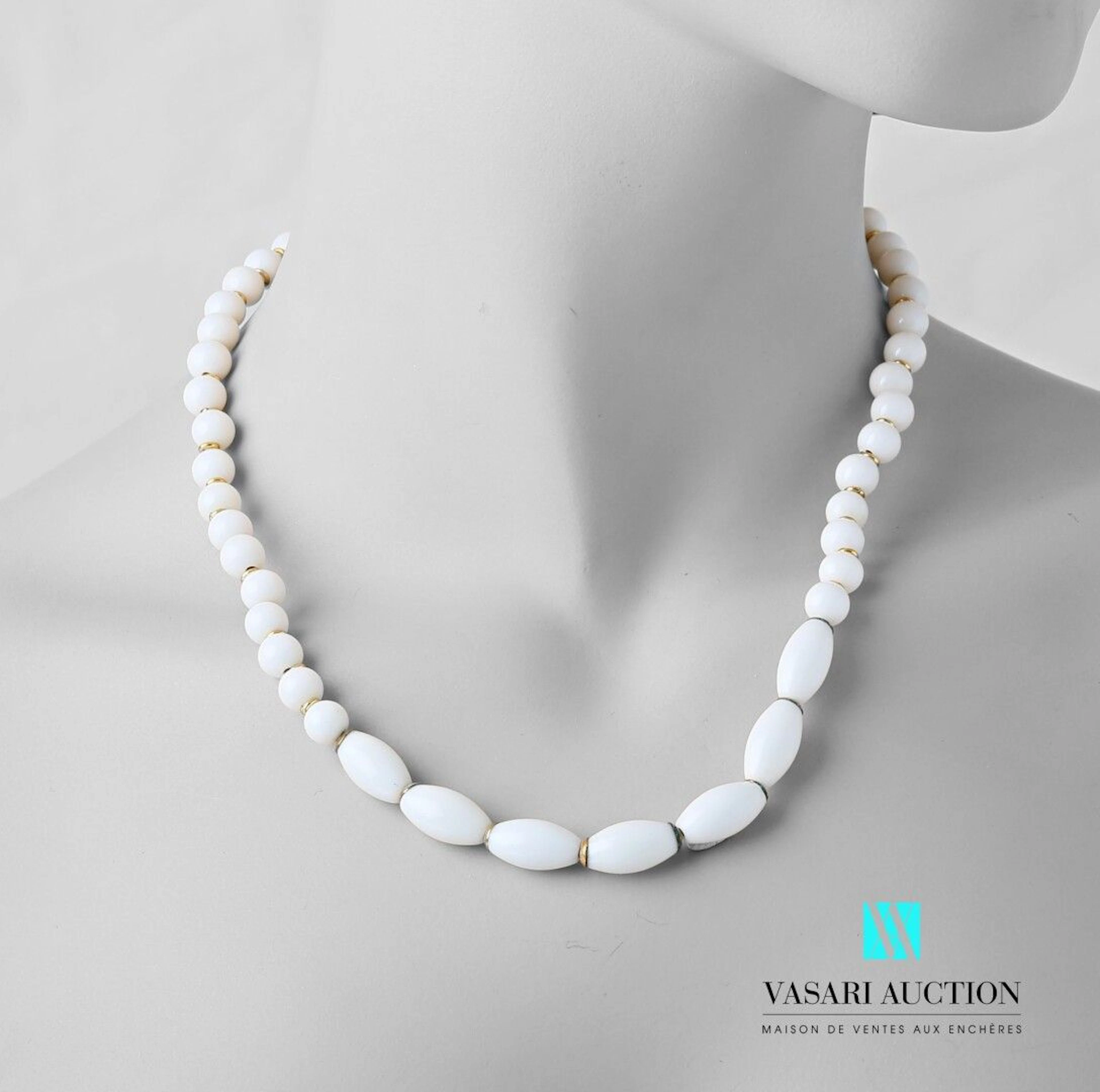 Collier légèrement en chute orné de boules... - Lot 495 - Vasari Auction