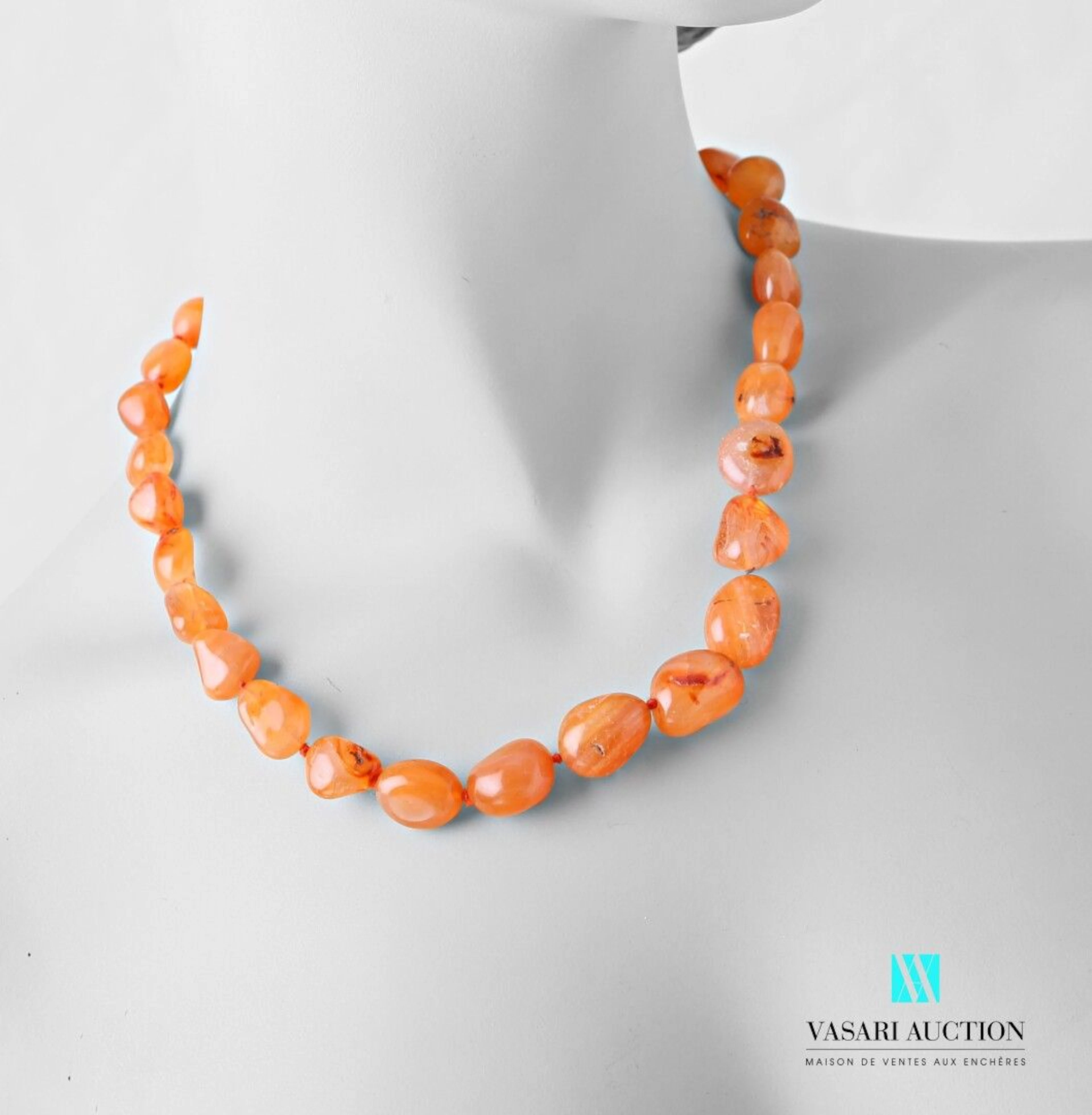 Collier en cornaline en forme de galets,... - Lot 512 - Vasari Auction