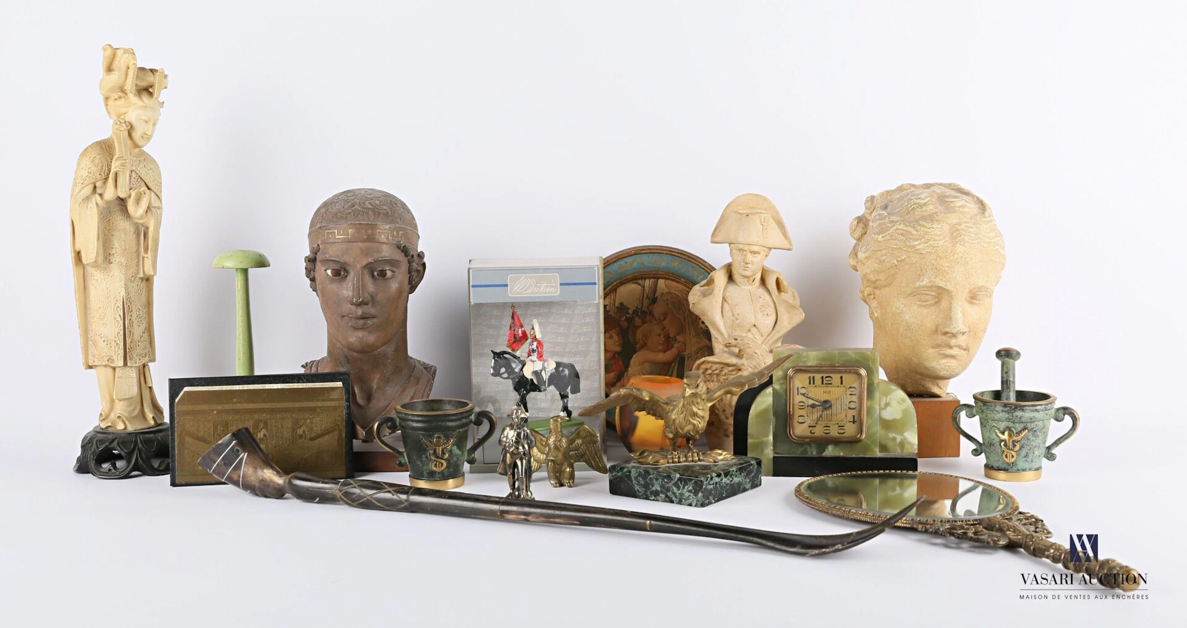 Lot comprenant un buste de Napoléon à l'aigle... - Lot 304 - Vasari Auction