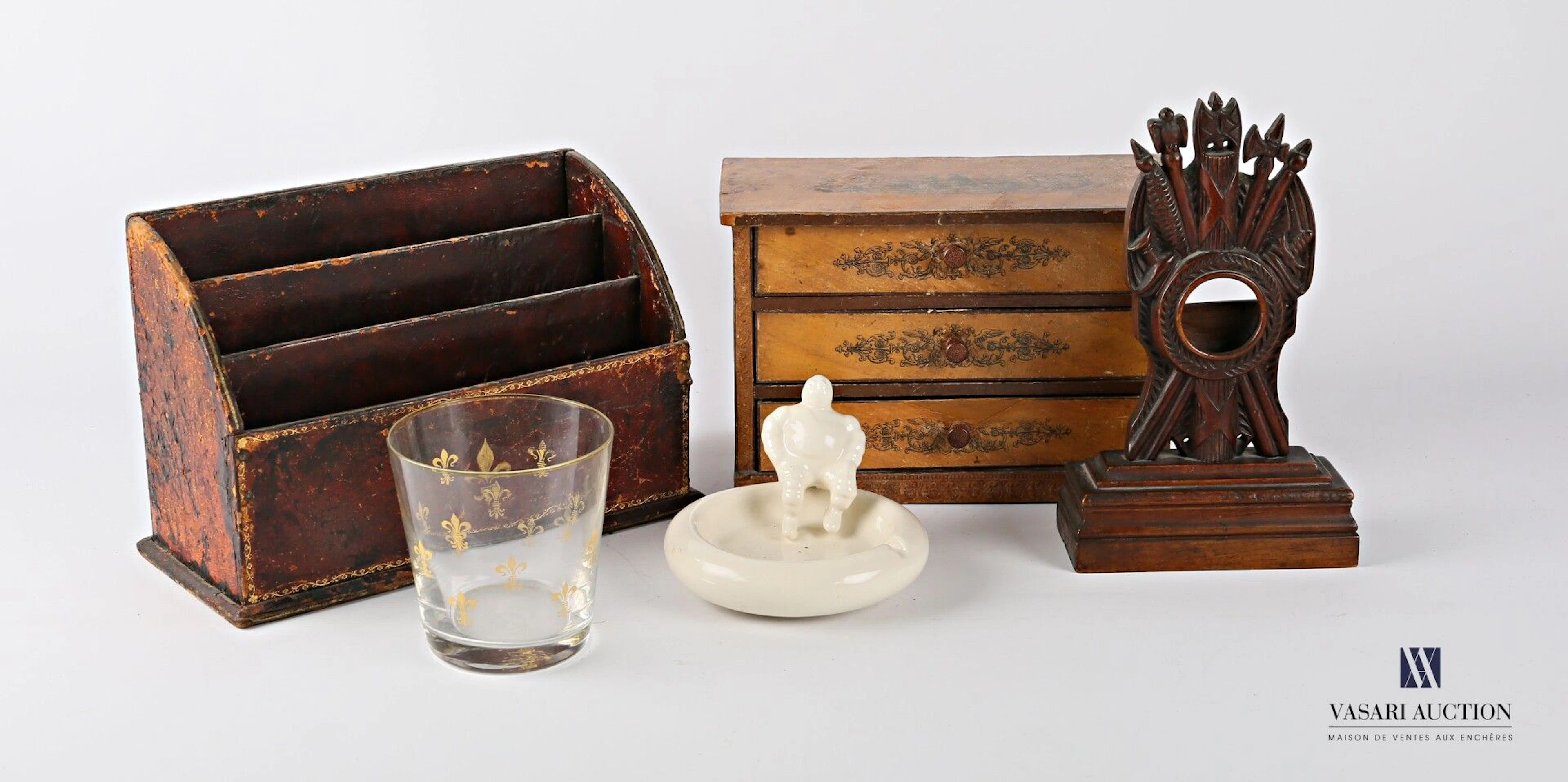 Lot comprenant une commode miniature en carton... - Lot 537 - Vasari Auction