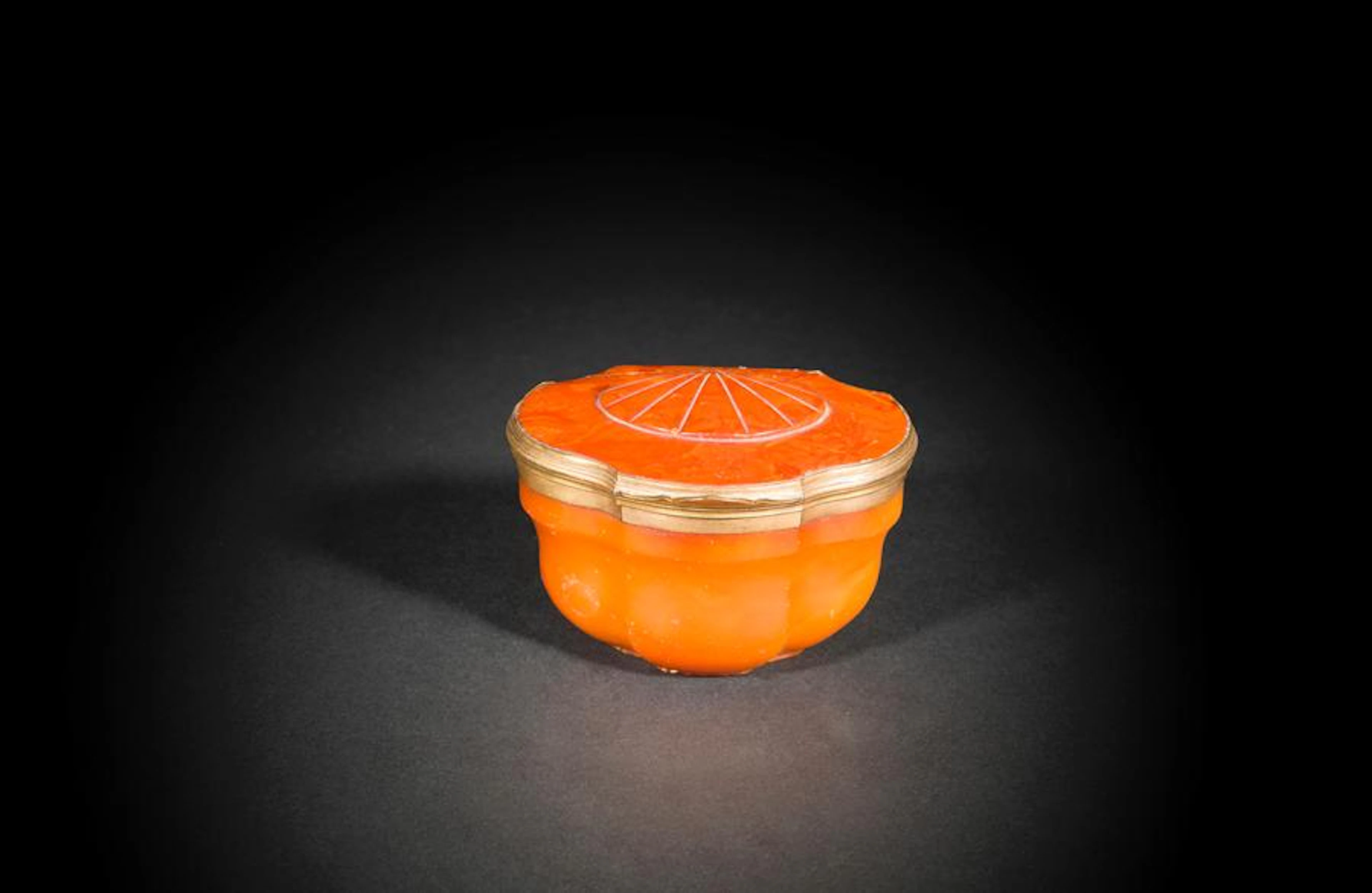 Tabatière en ambre sculptée, de forme mouvementée…