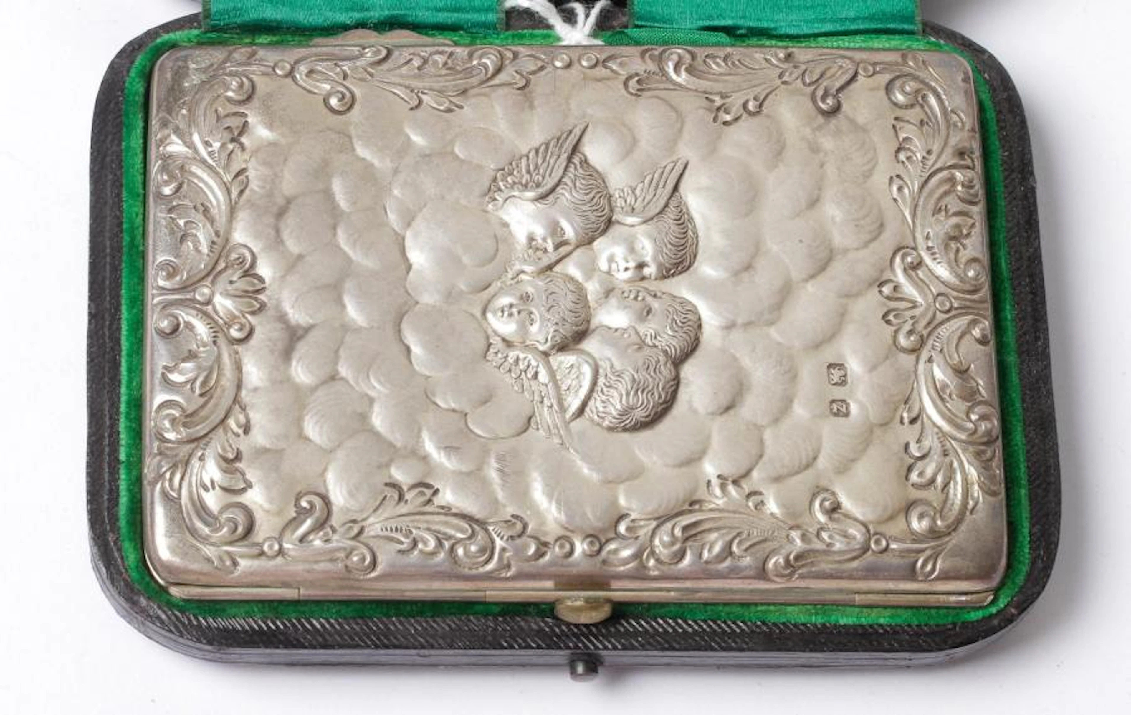 Porte monnaie en argent à décor repoussé…