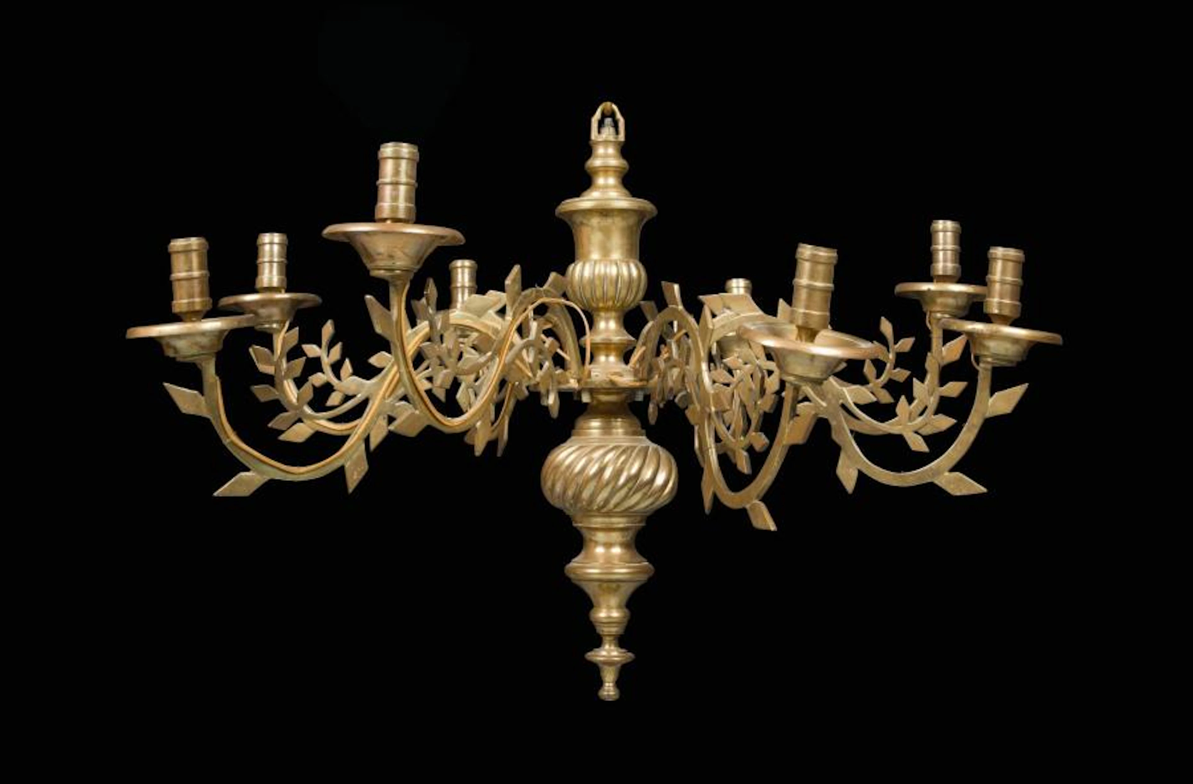 Lustre en bronze verni de goût gothique,…