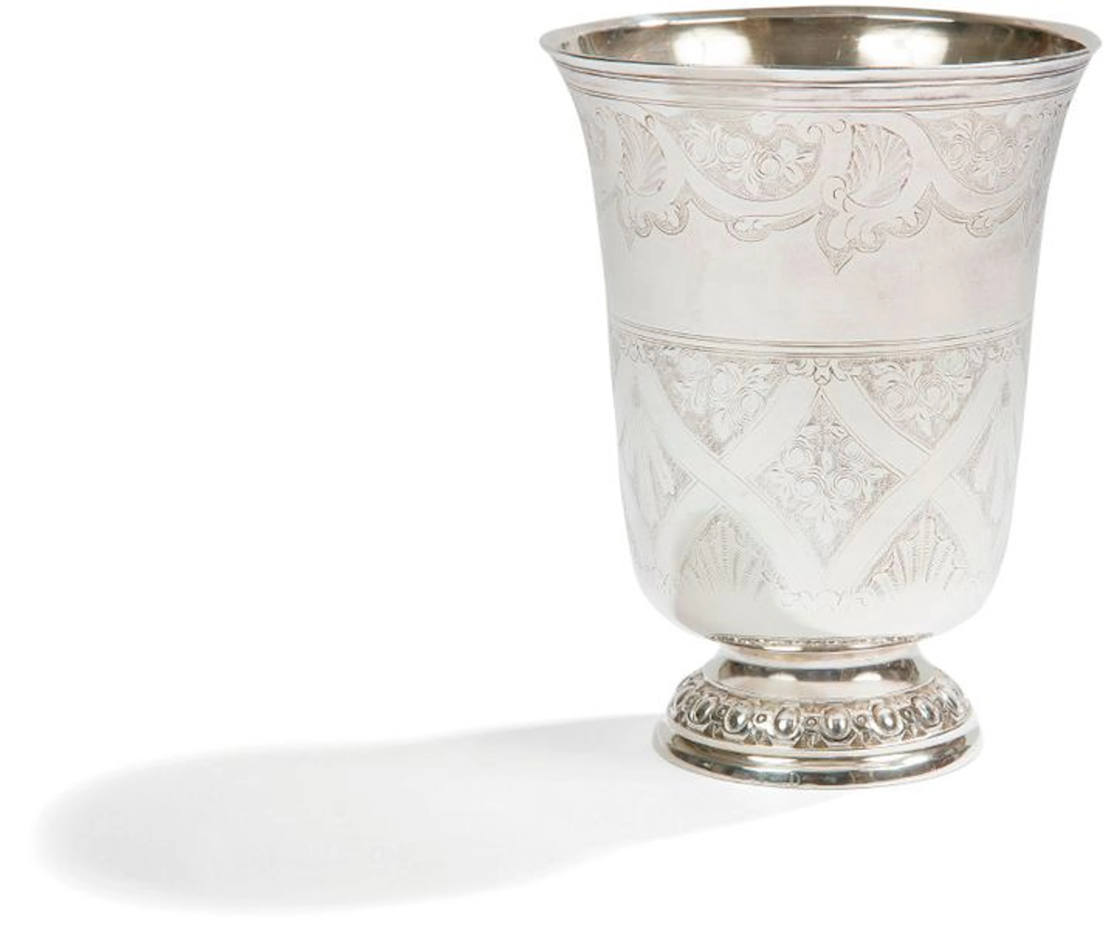 Timbale tulipe en argent gravé reposant sur…