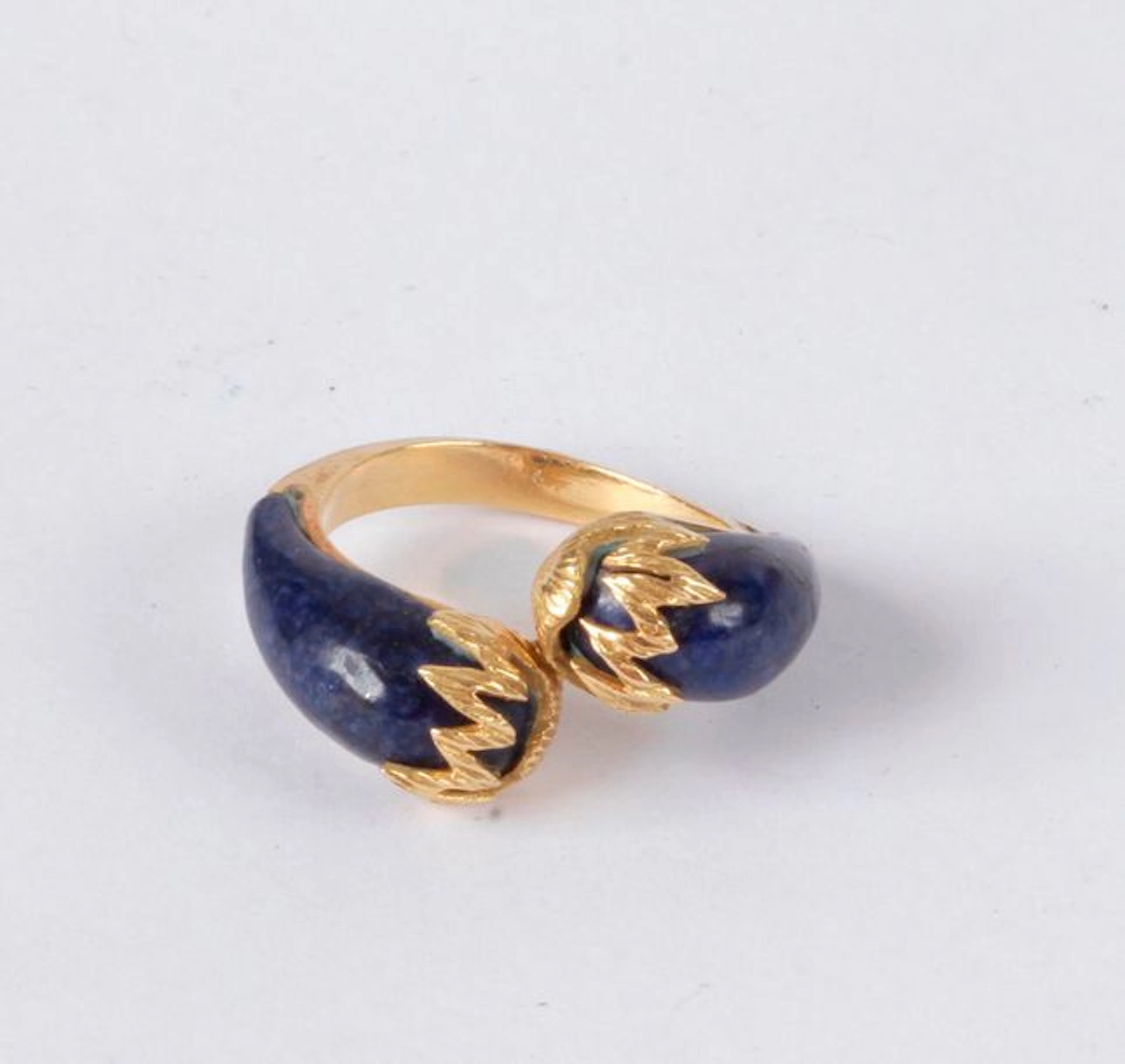 Bague en or 18K (750), les extrémités serties…