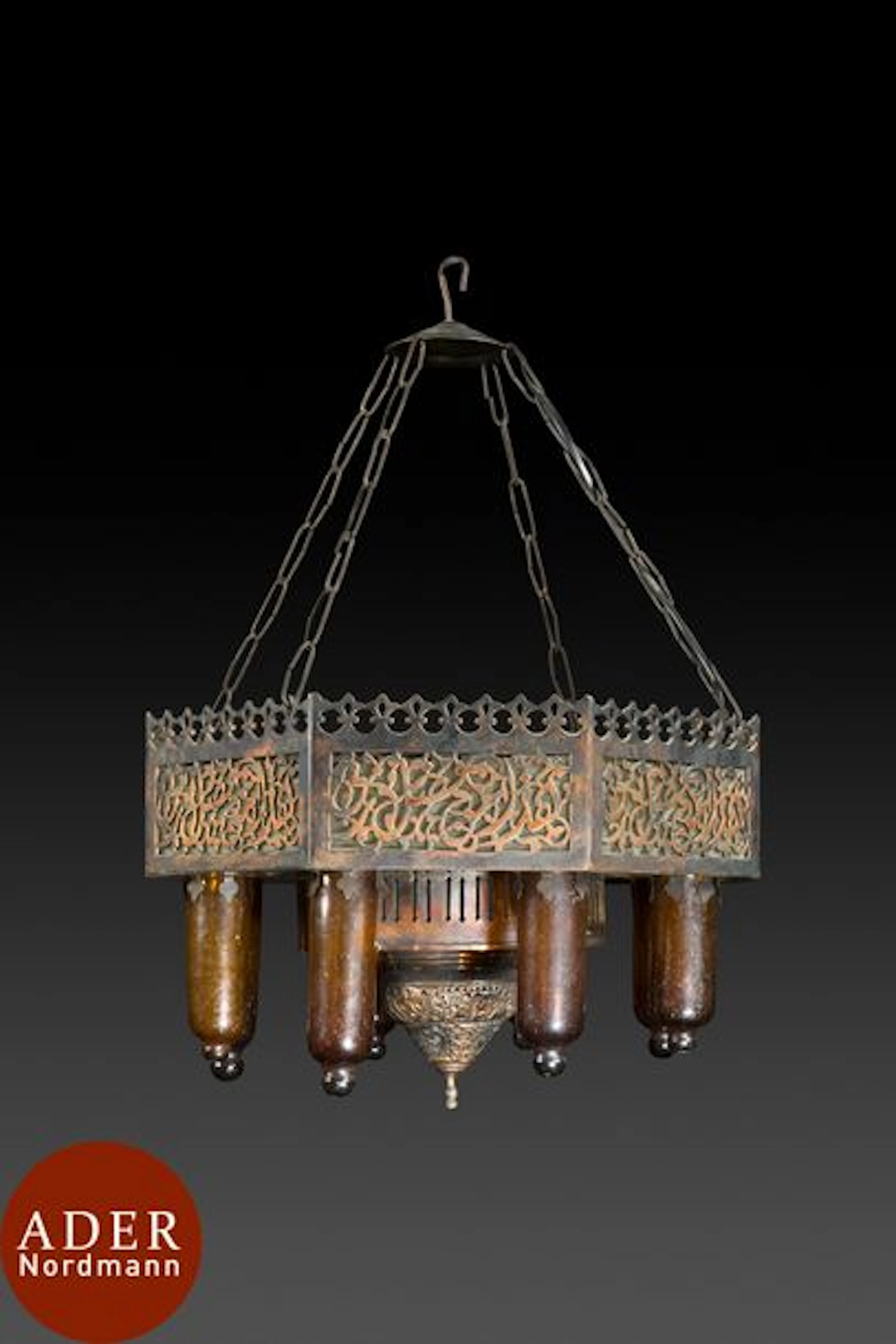 Lampe suspendue en cuivre et verre, Proche-Orient,…