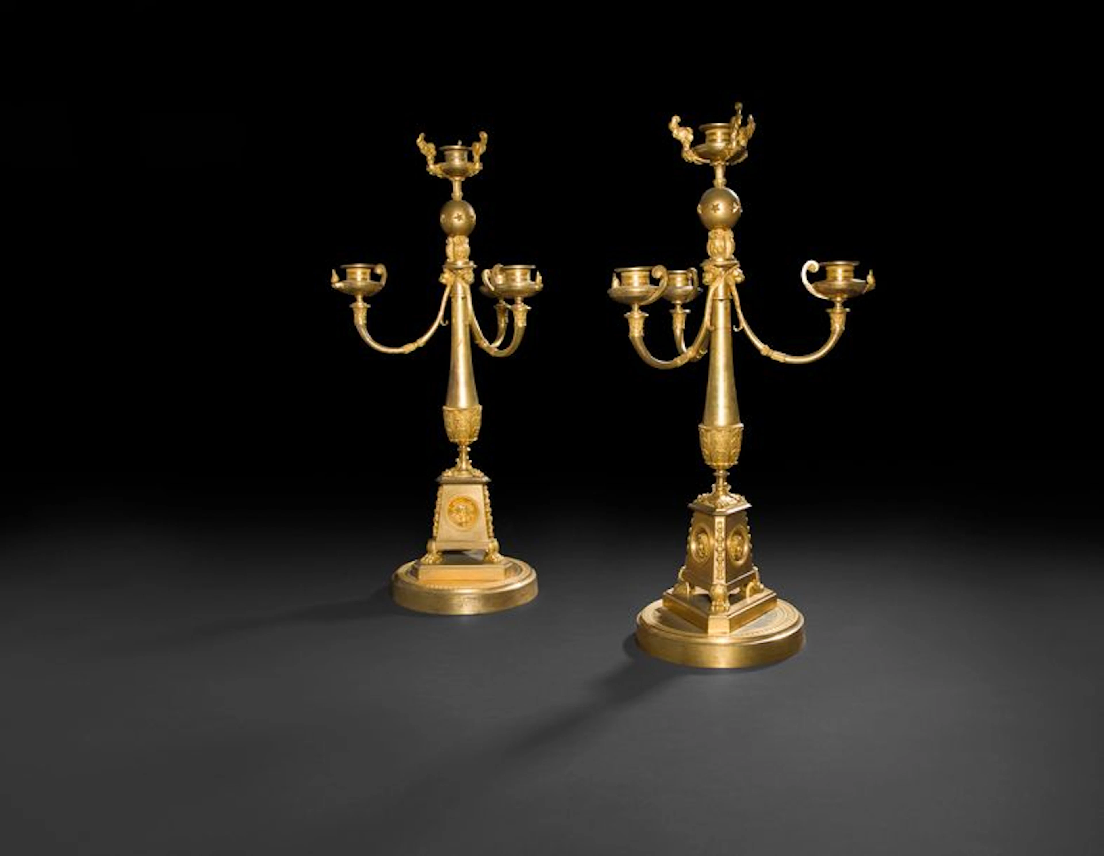 Rare paire de candélabres en bronze doré…