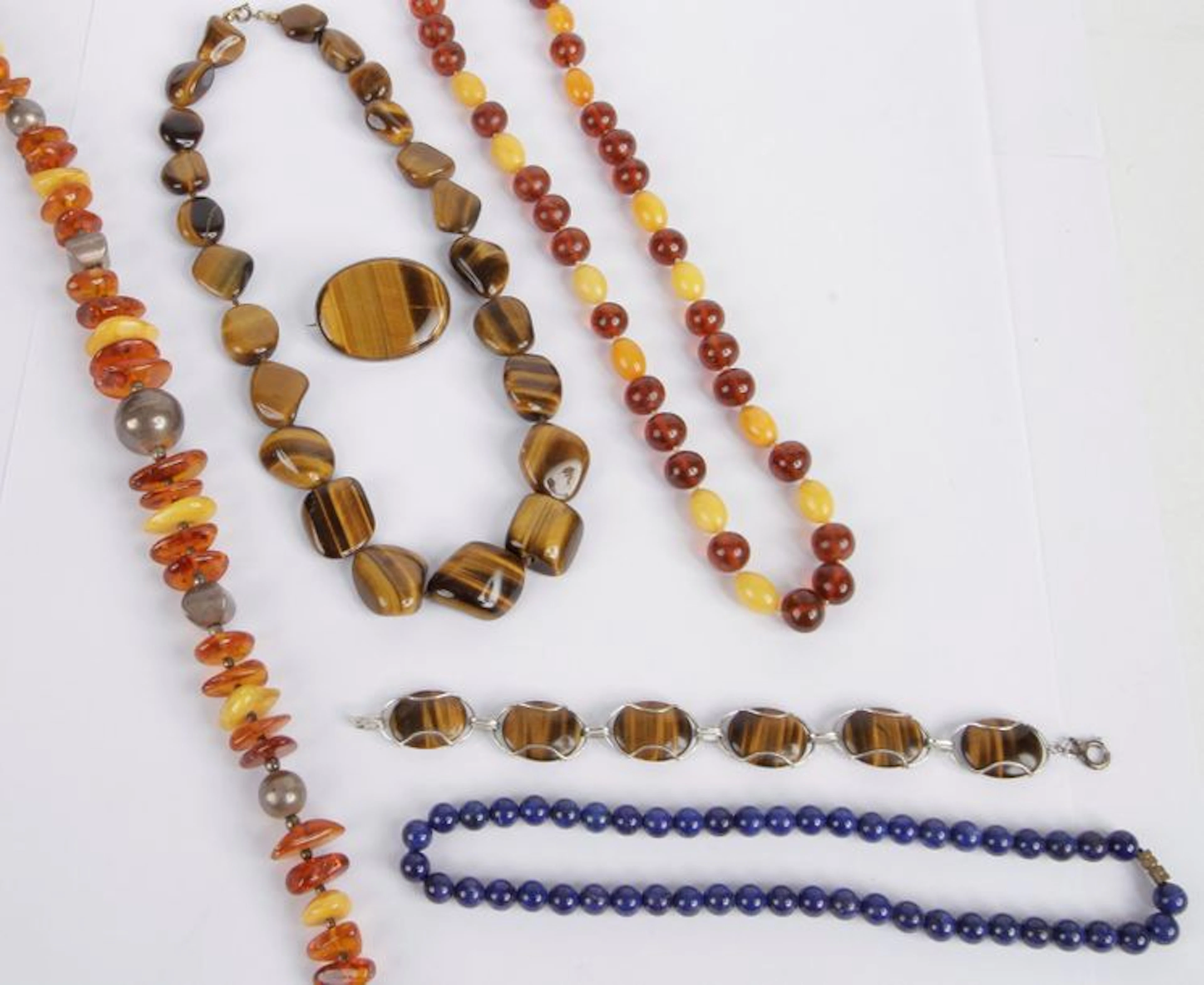 Lot de bijoux comprenant: 4 colliers (œil…