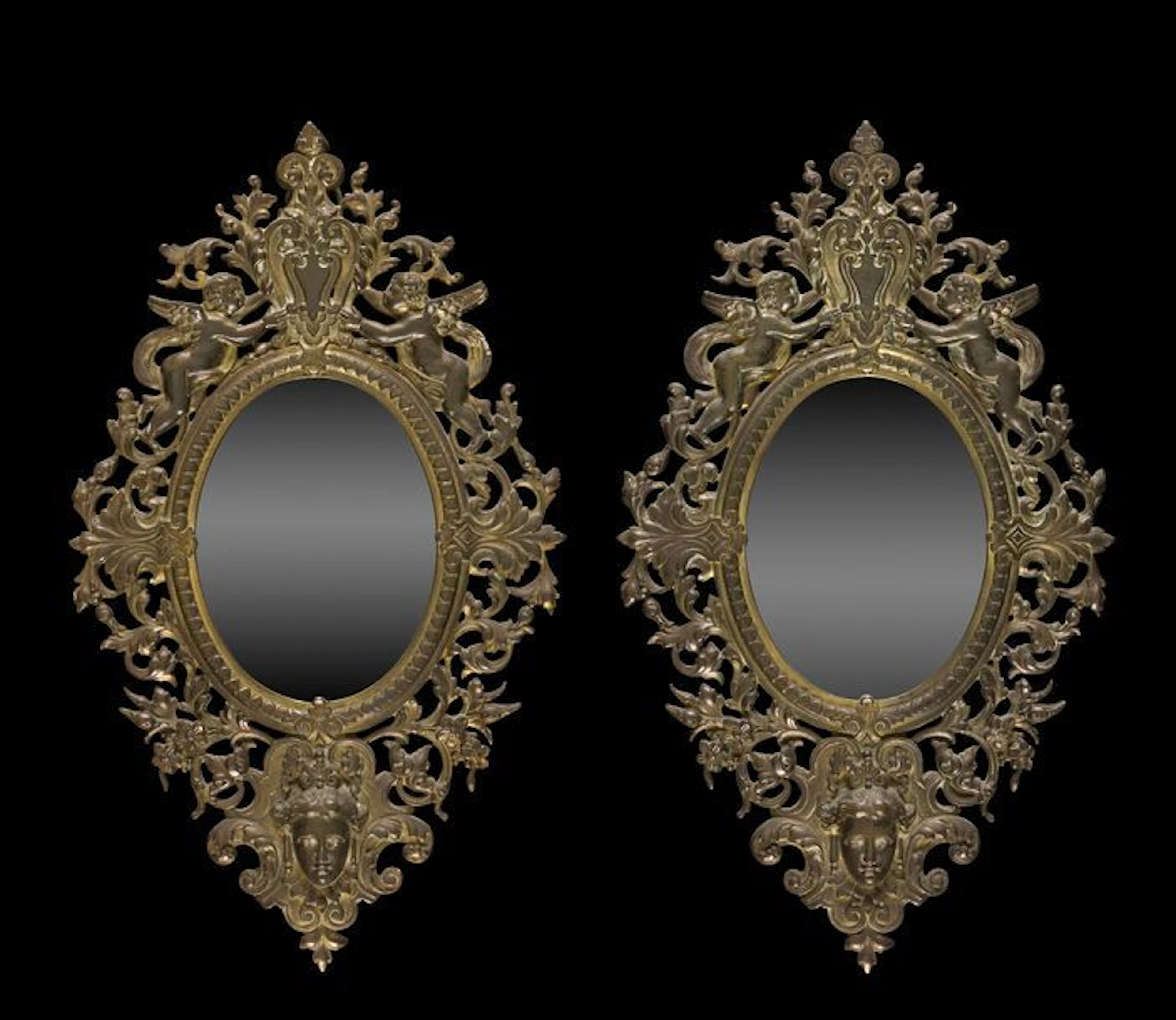 Paire de miroirs en bronze doré (usures)...
