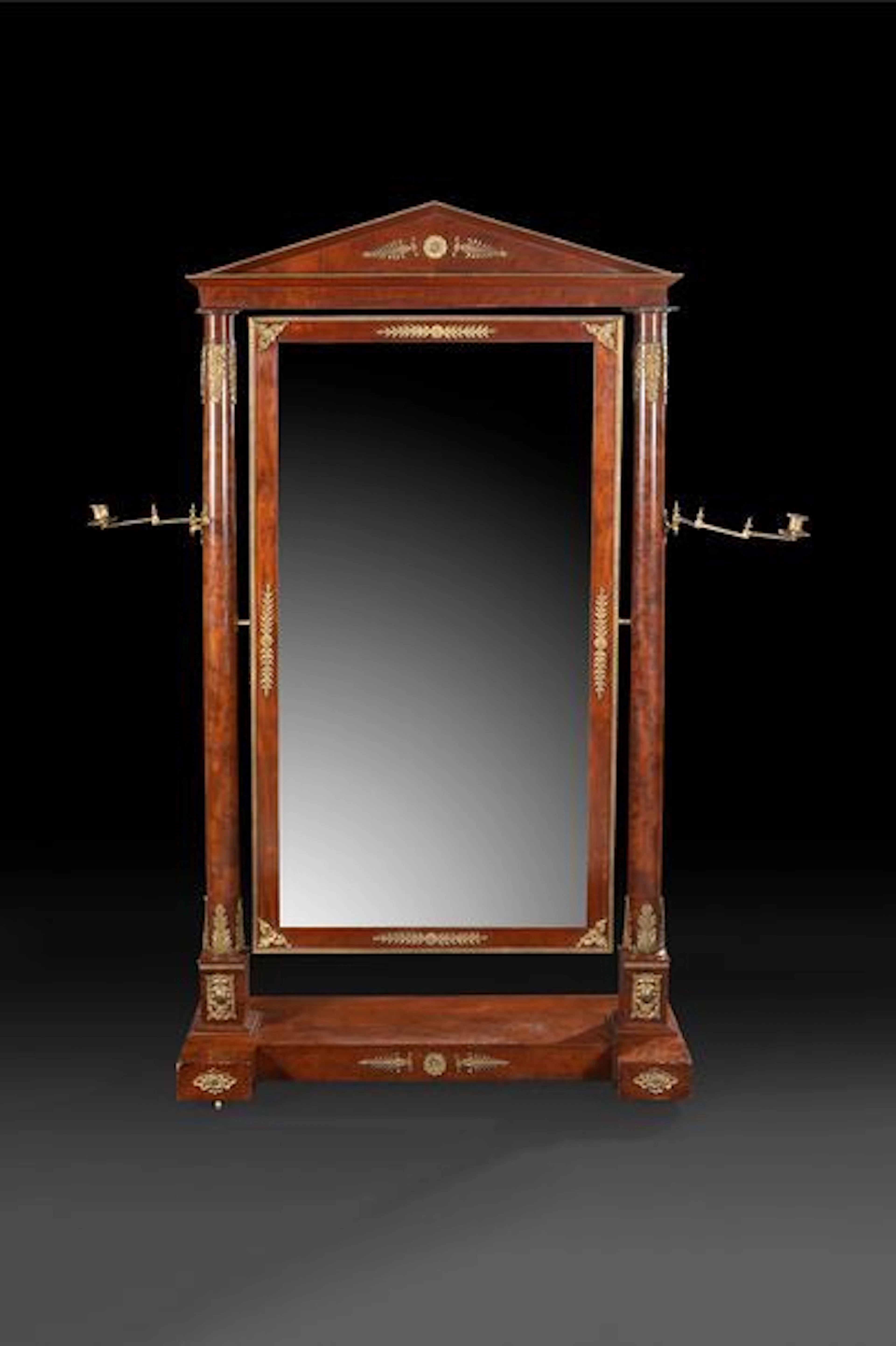 Psyché à miroir pivotant en acajou, le fronton...