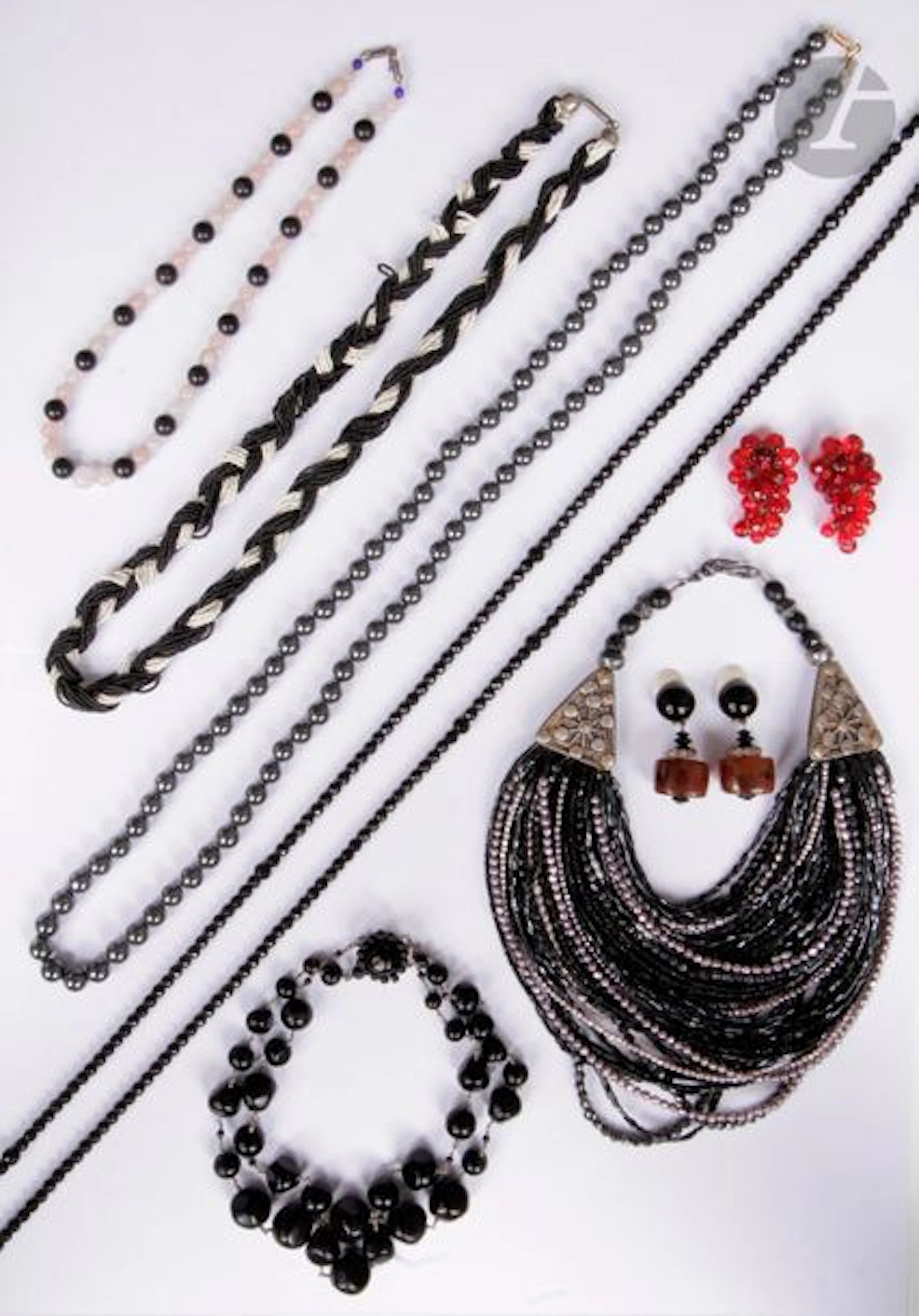 Lot de bijoux fantaisie comprenant : une...