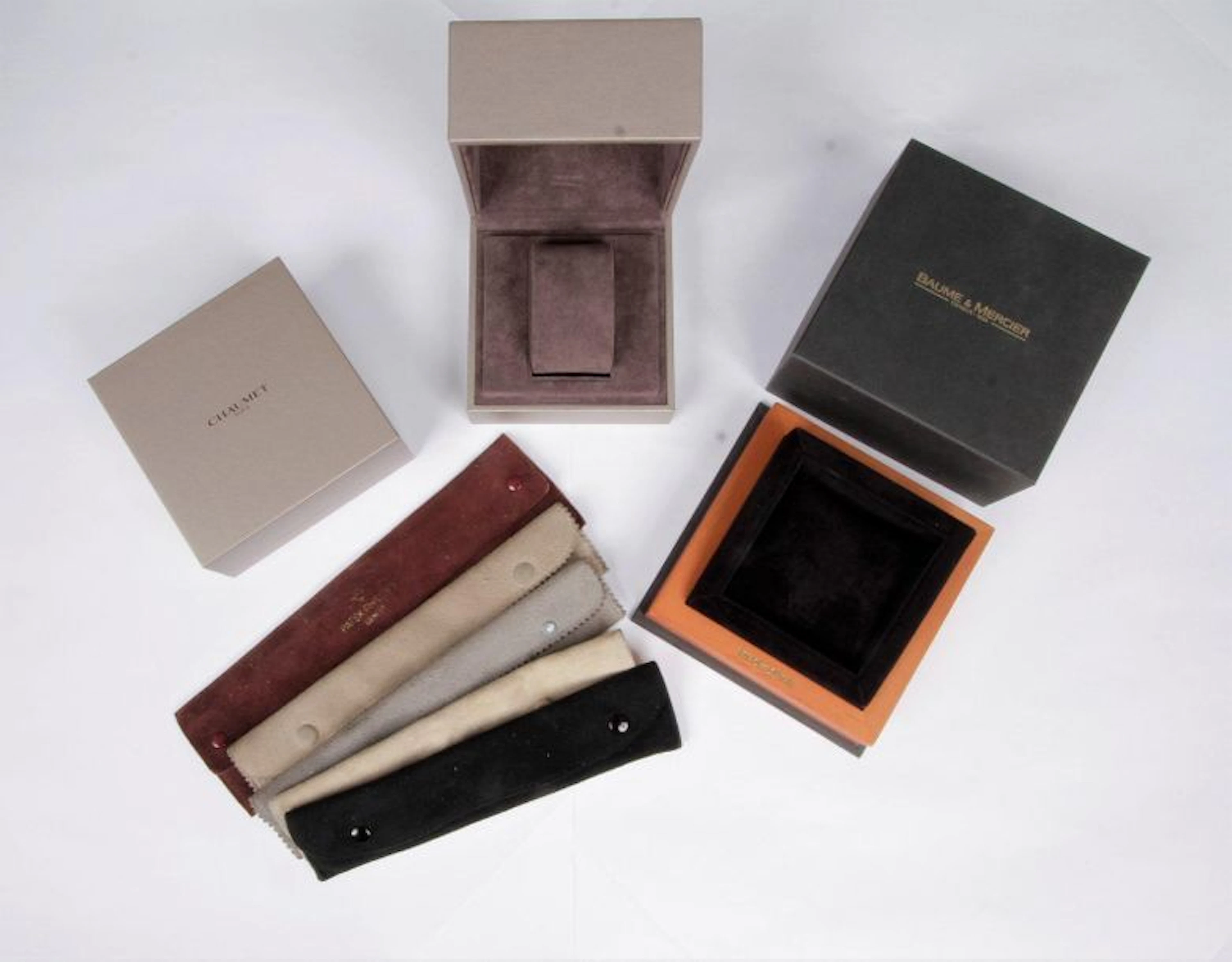 Lot comprenant : 2 écrins pour montres et...