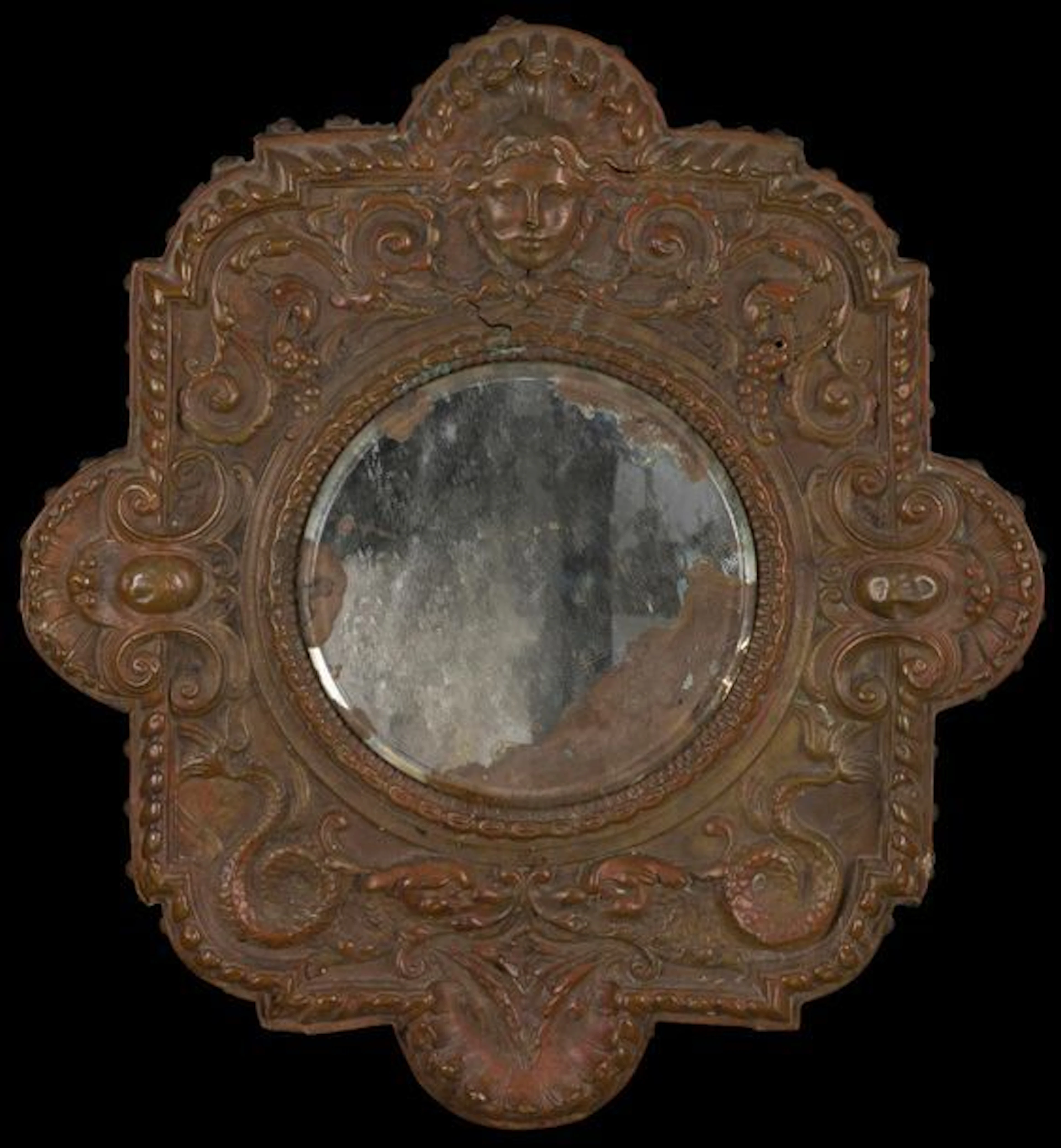 Miroir en tôle repoussée et patinée à décor...