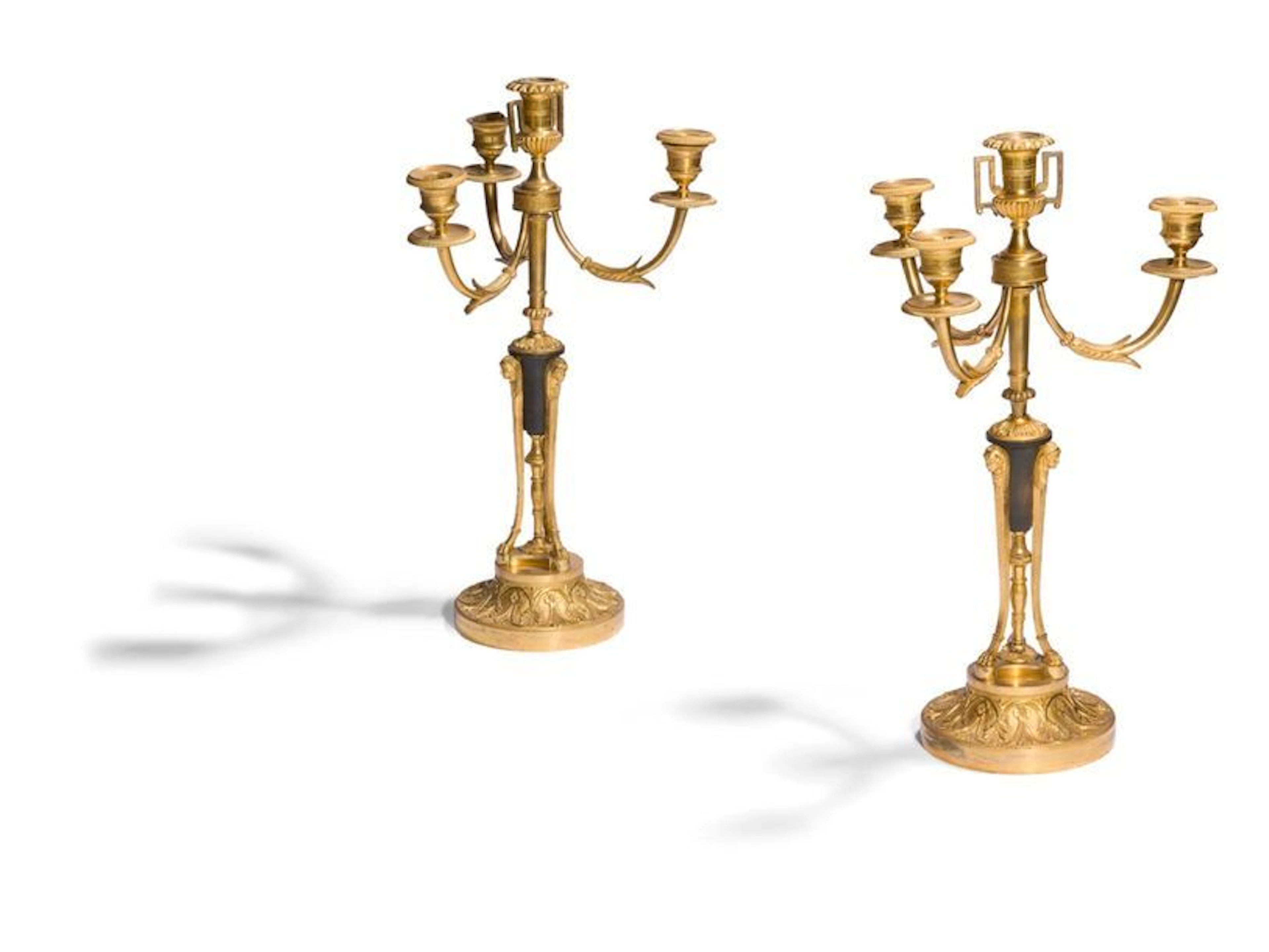 Paire de candélabres en bronze patiné et...