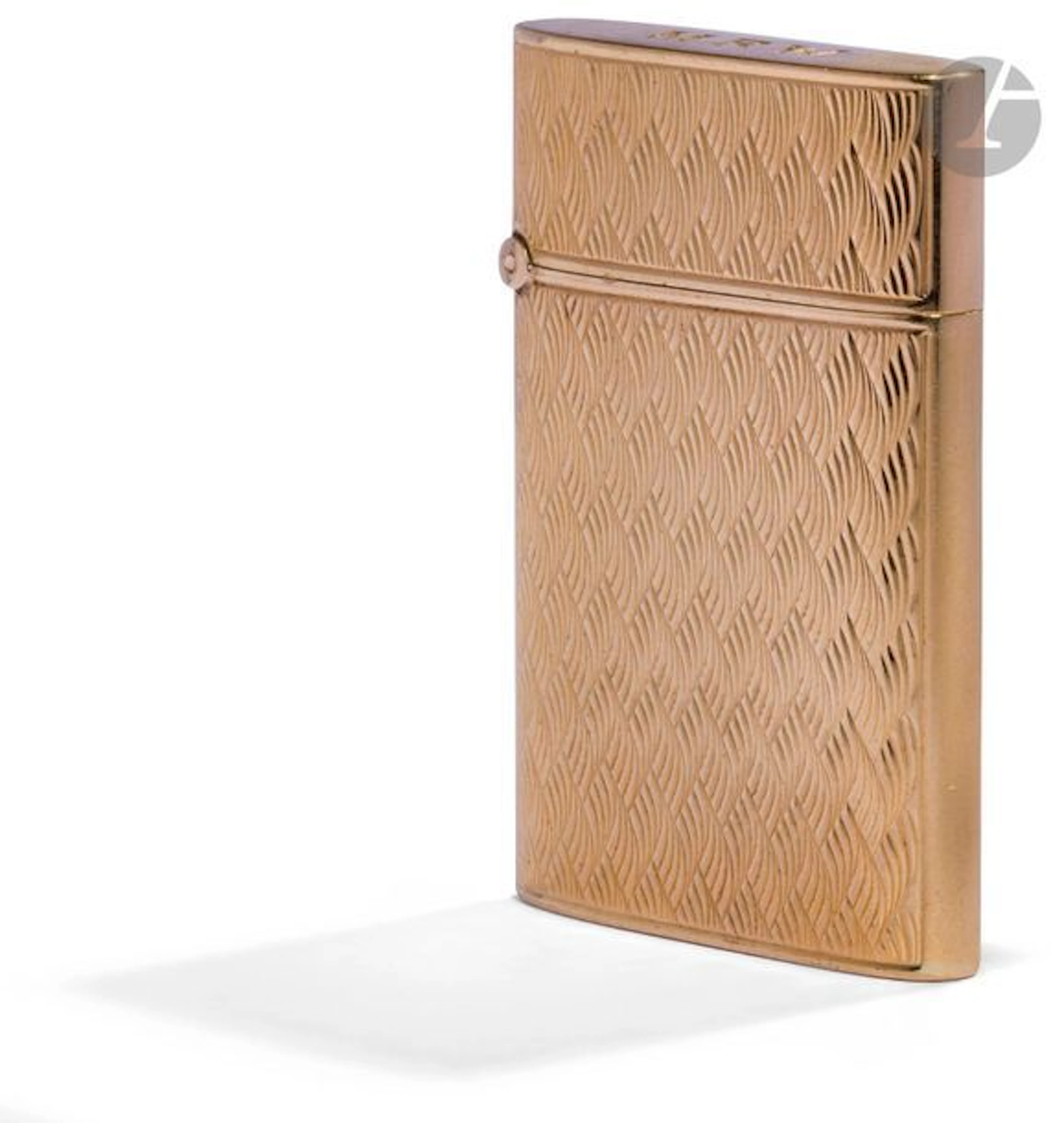 CARTIER. Petit briquet plat à essence en...