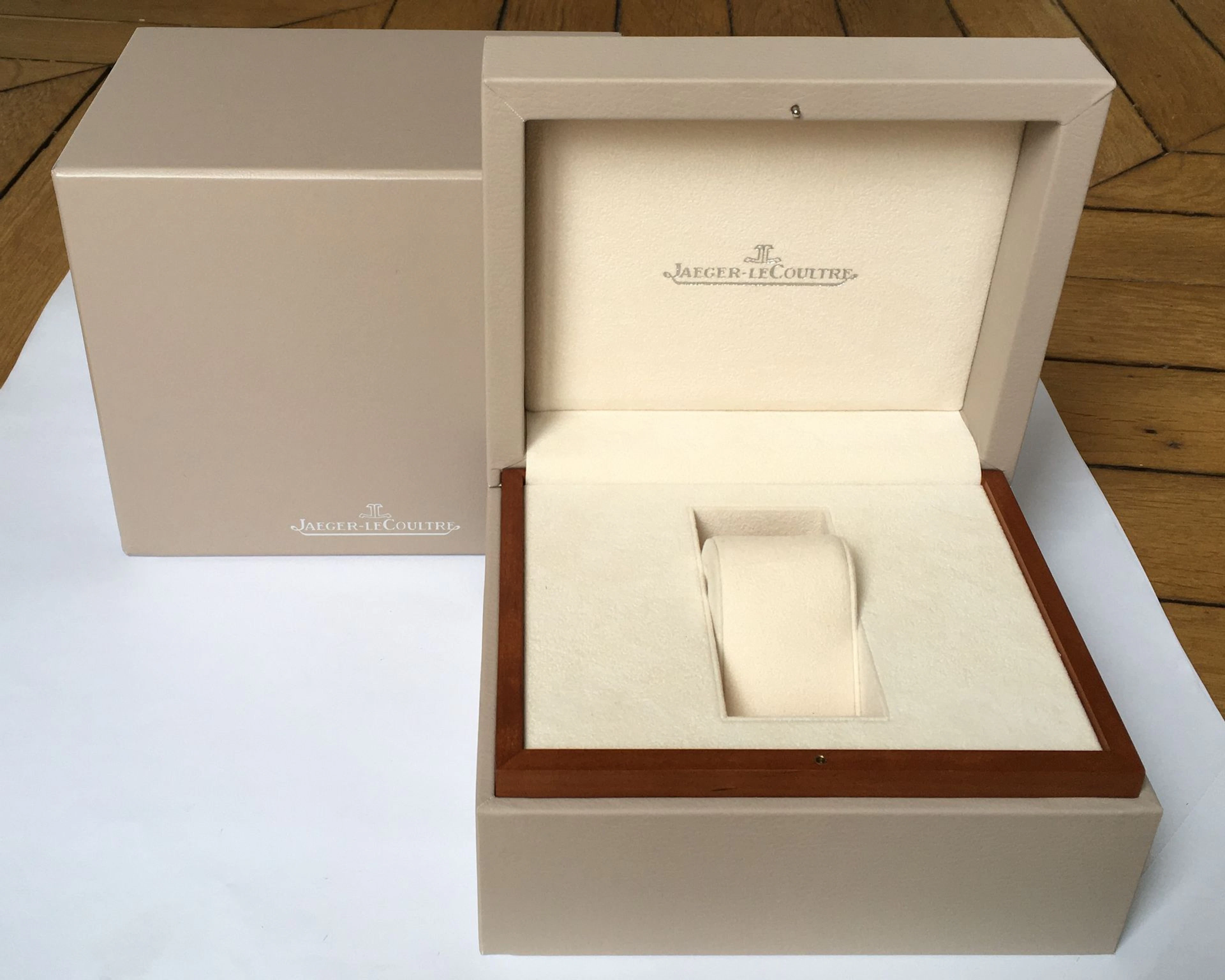 JAEGER LeCOULTRE. Coffret de montre rev... - Lot 346 - Ader