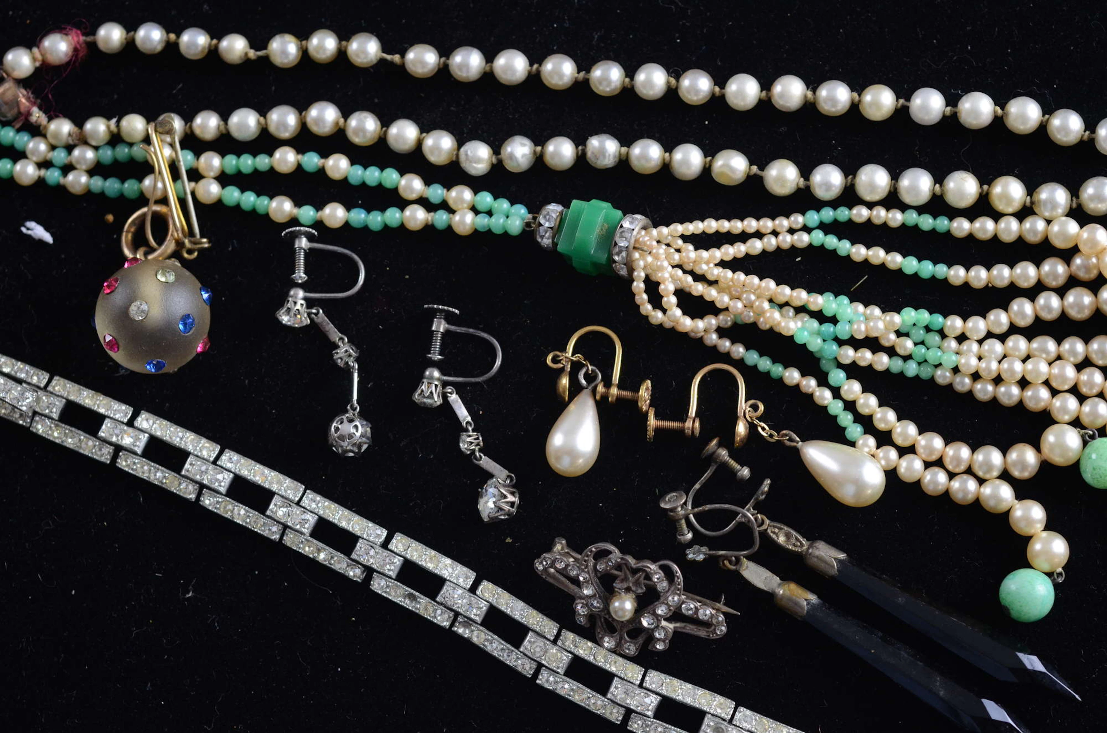 Collection of mainly 1920's costume jewellery including a flapper girl necklace