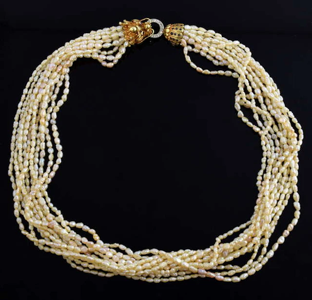 Freshwater pearl necklace to a dragon head clasp
