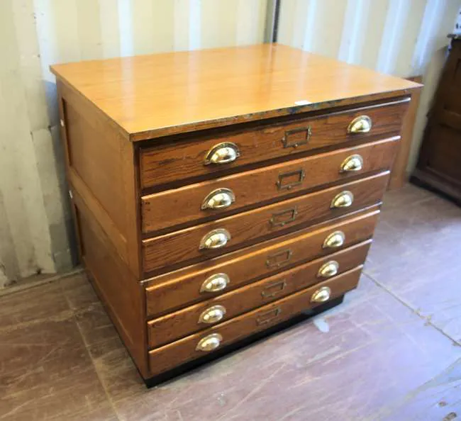 Oak plan drawers, the six drawers in two sections with brass handles ...