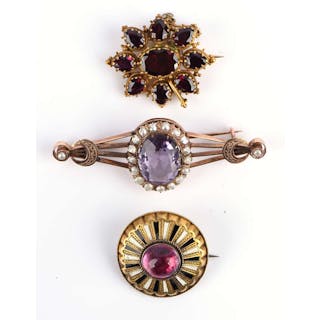 Three brooches, including a amethyst and pearl bar brooch in 9 ct