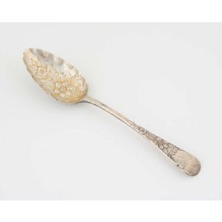 Floral embossed Georgian silver serving spoon, 218mm Long. London, 1823.