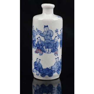 A Chinese porcelain snuff bottle of cylindrical form, decorated in