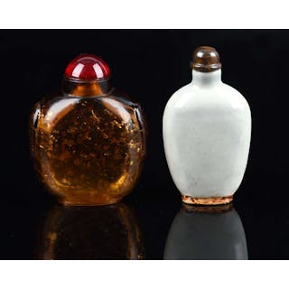 A glass Chinese snuff bottle with oval base, decorated with a gilt
