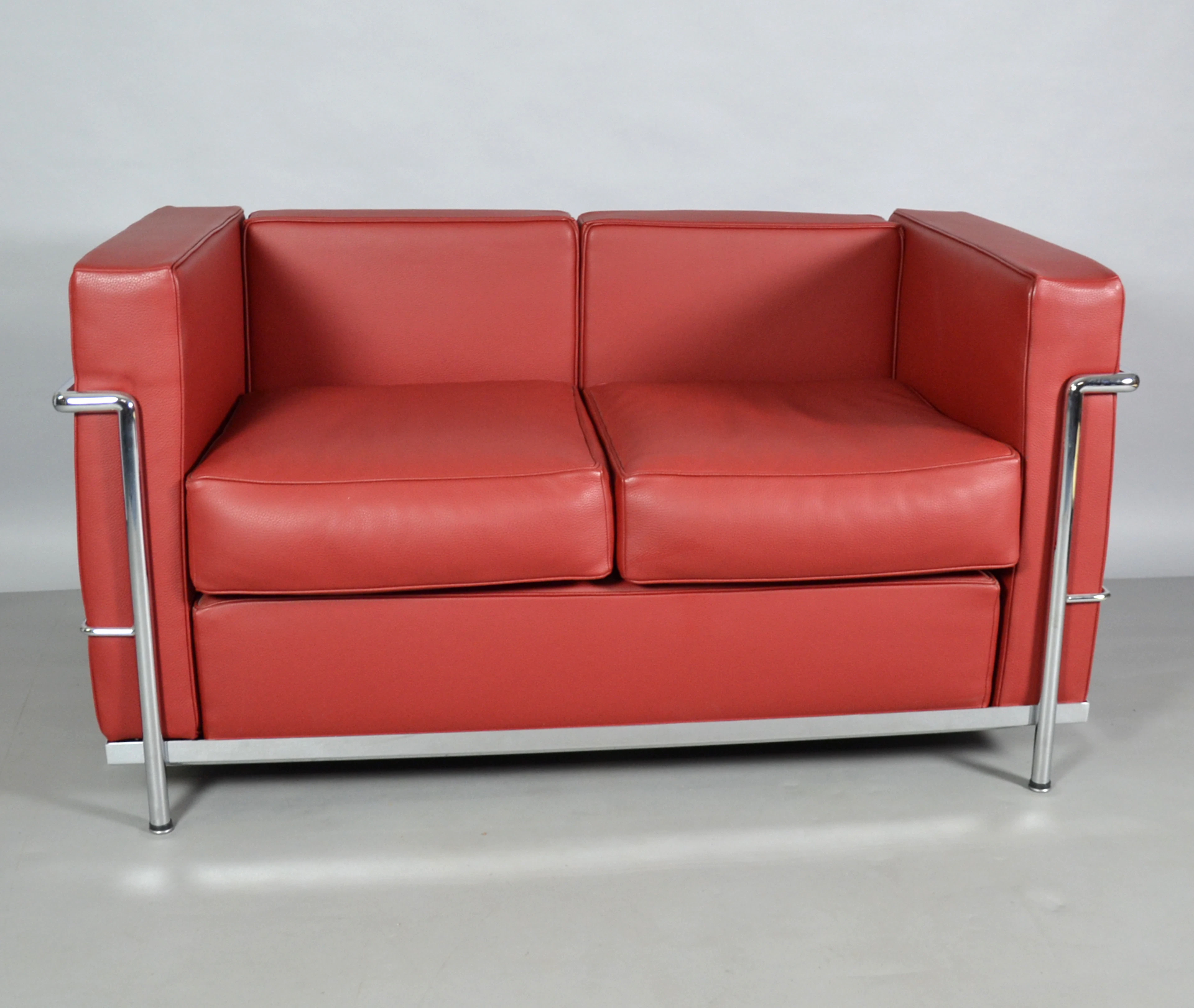 MODERNES SOFA IM BAUHAUS STIL.