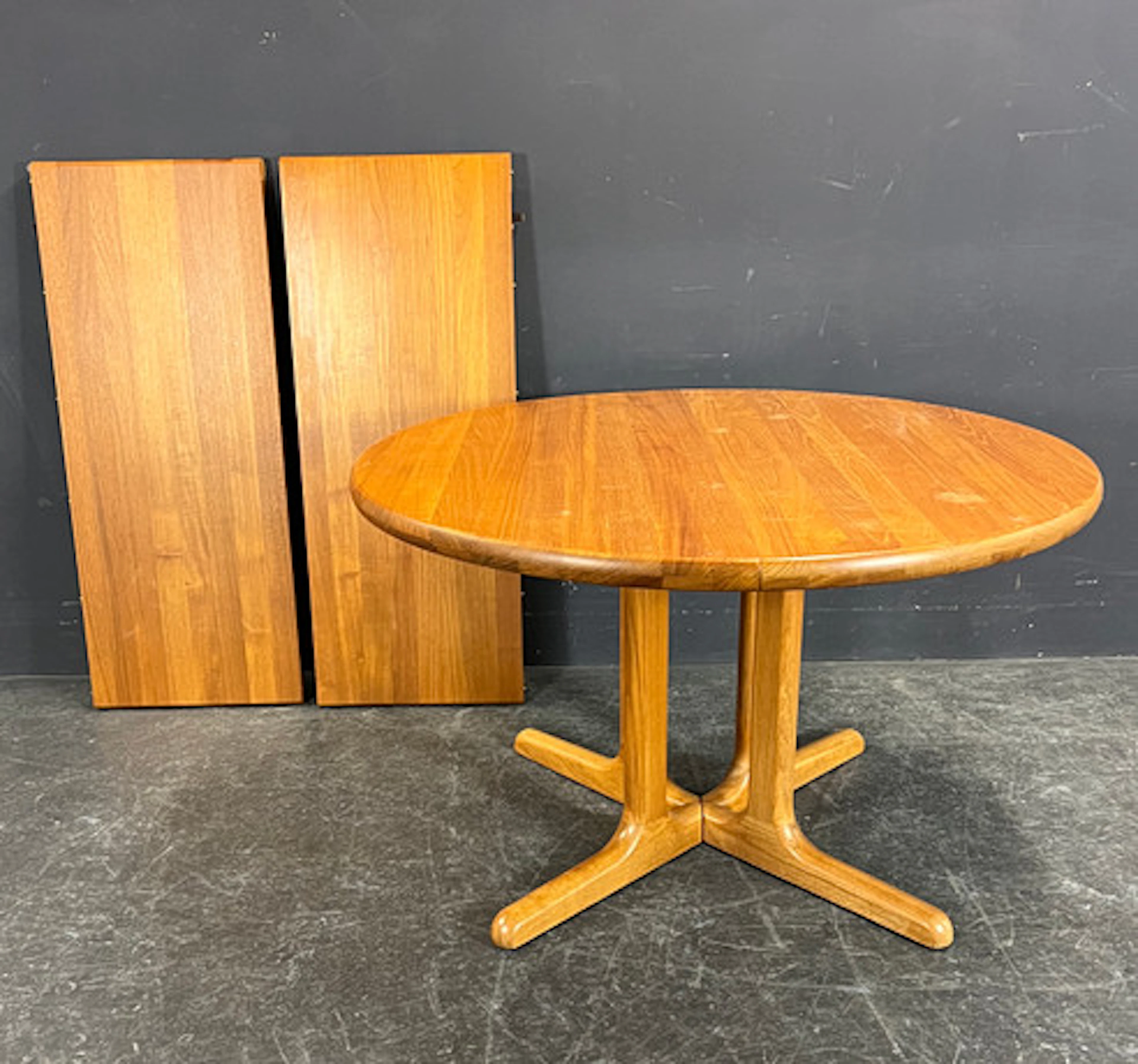 UTDRAGBART TEAK MATBORD.