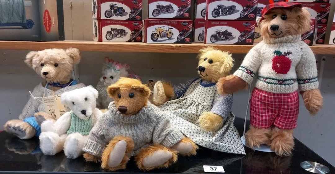 7 collectors bears by artists including Jo Greeno