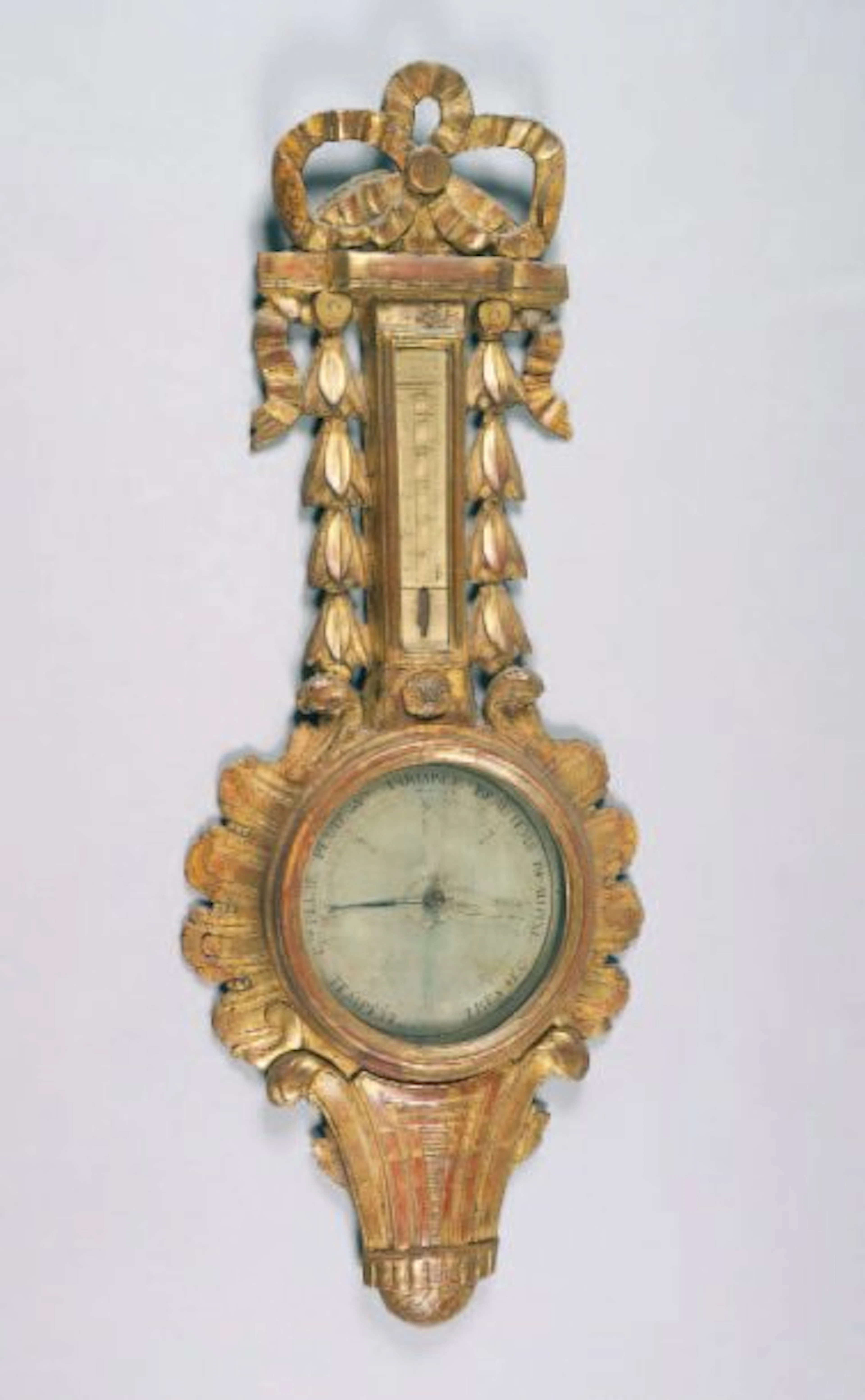 Baromètre thermomètre en bois sculpté et anciennement doré à...