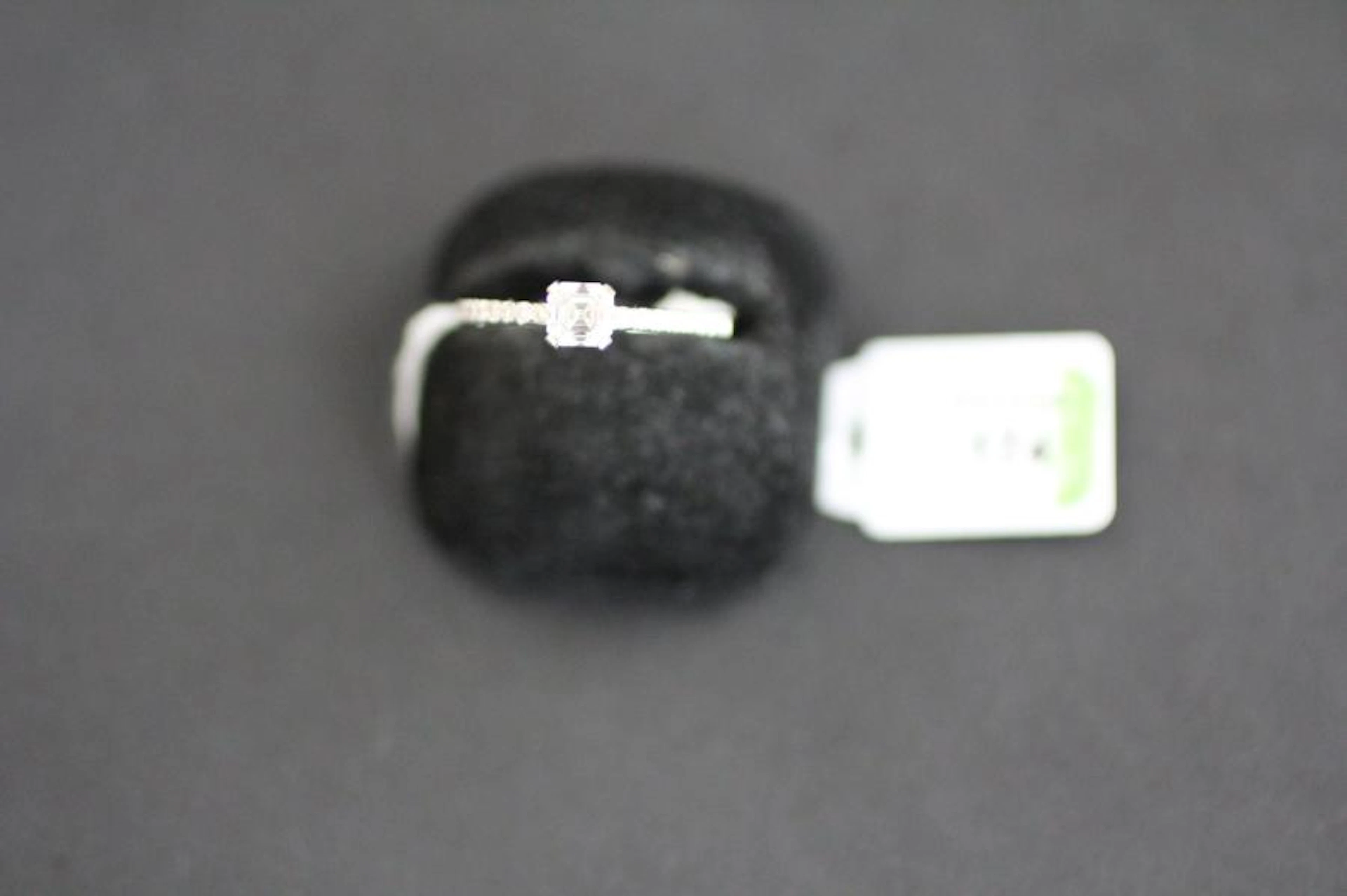 Bague sertie d'un diamant carré à pans coupés