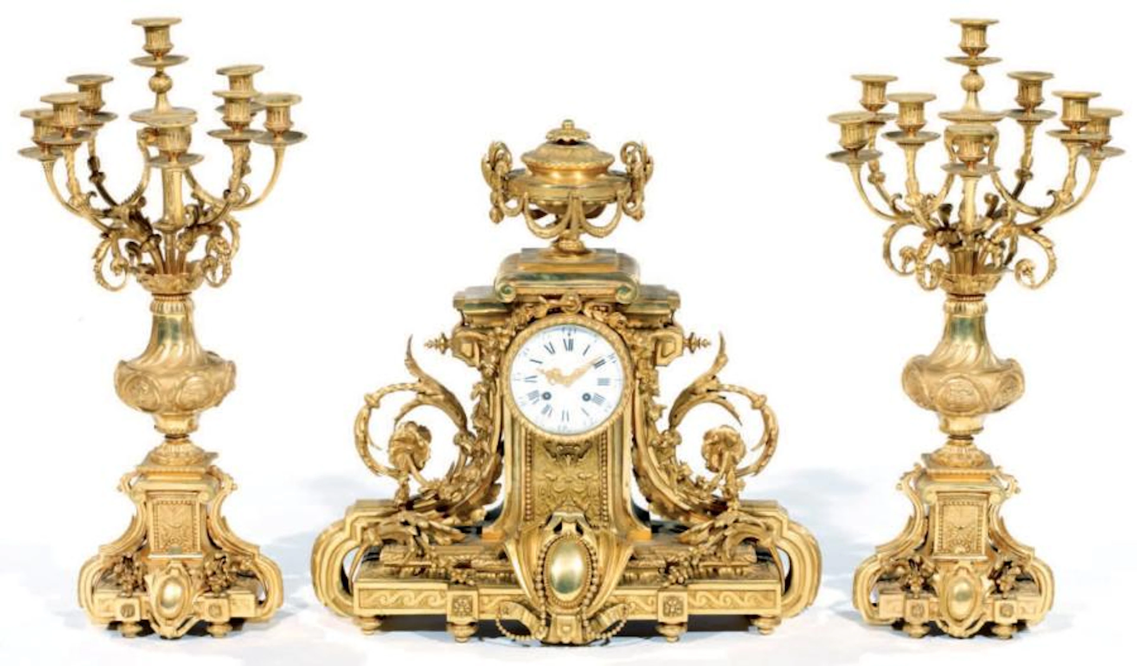GARNITURE DE CHEMINEE en bronze redoré comprenant une paire de...