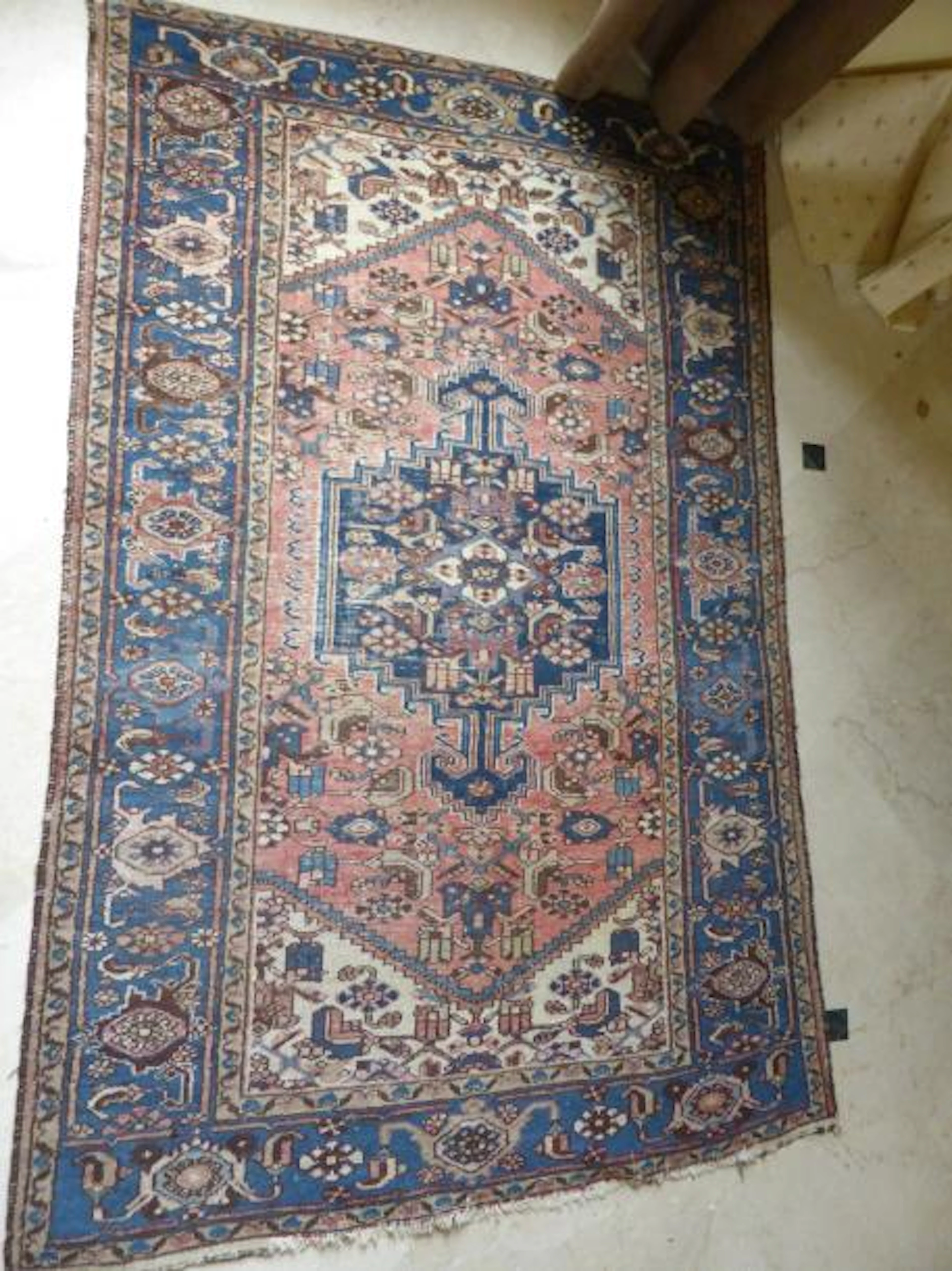 Tapis à décors geométriques sur fond rose