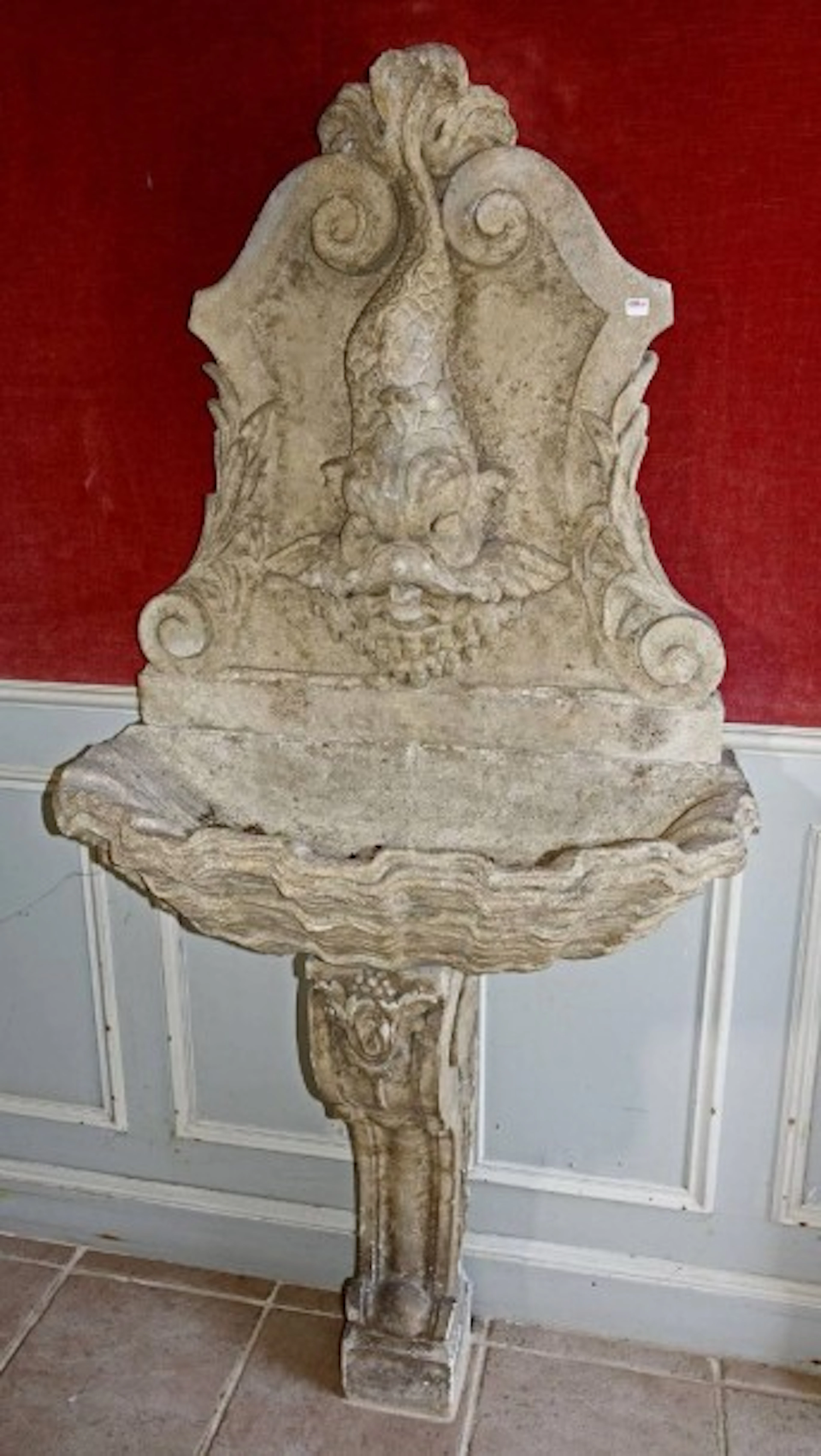 Fontaine à décor de dauphin en pierre reconstituée