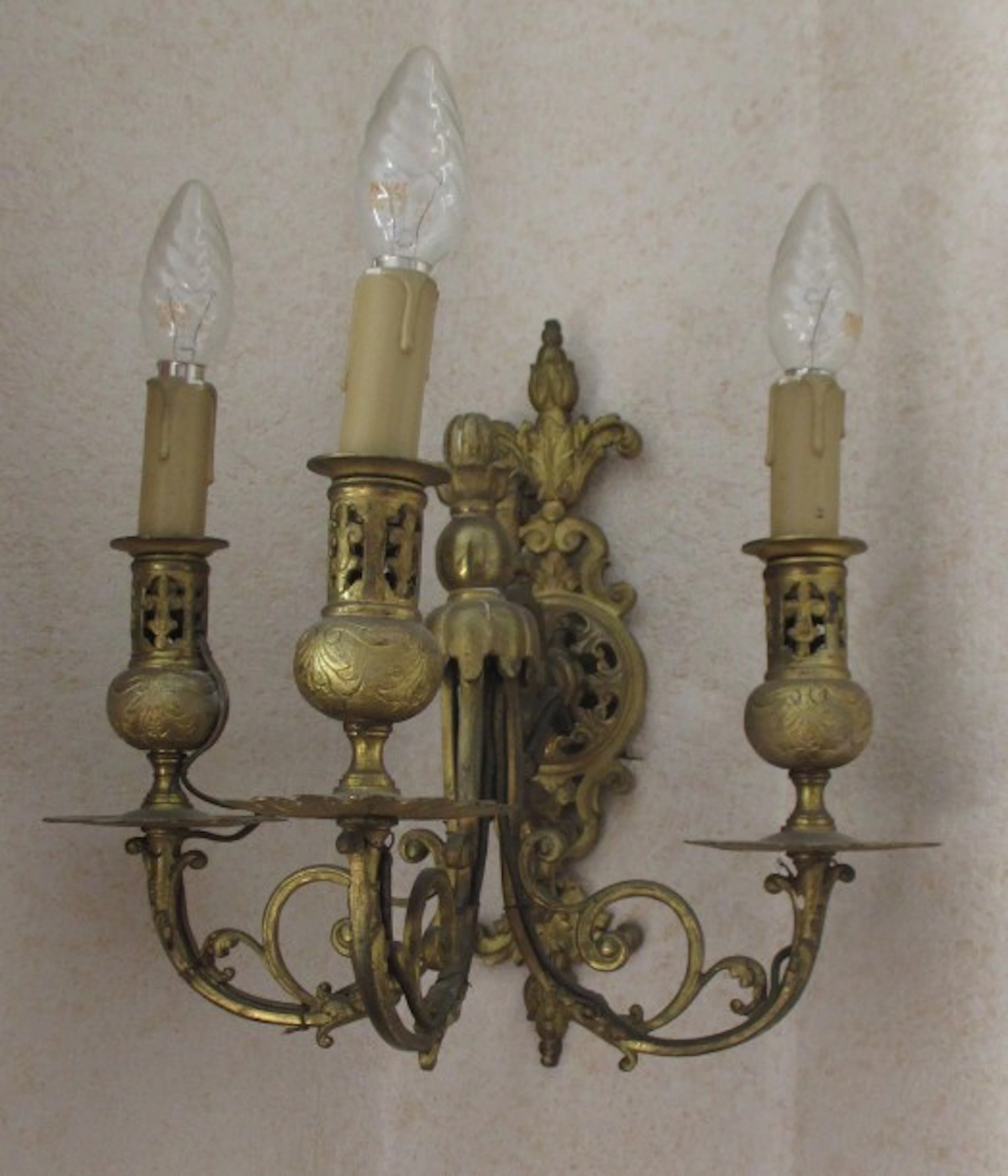 Paire d'appliques en bronze à trois lumières de style néo-gothique