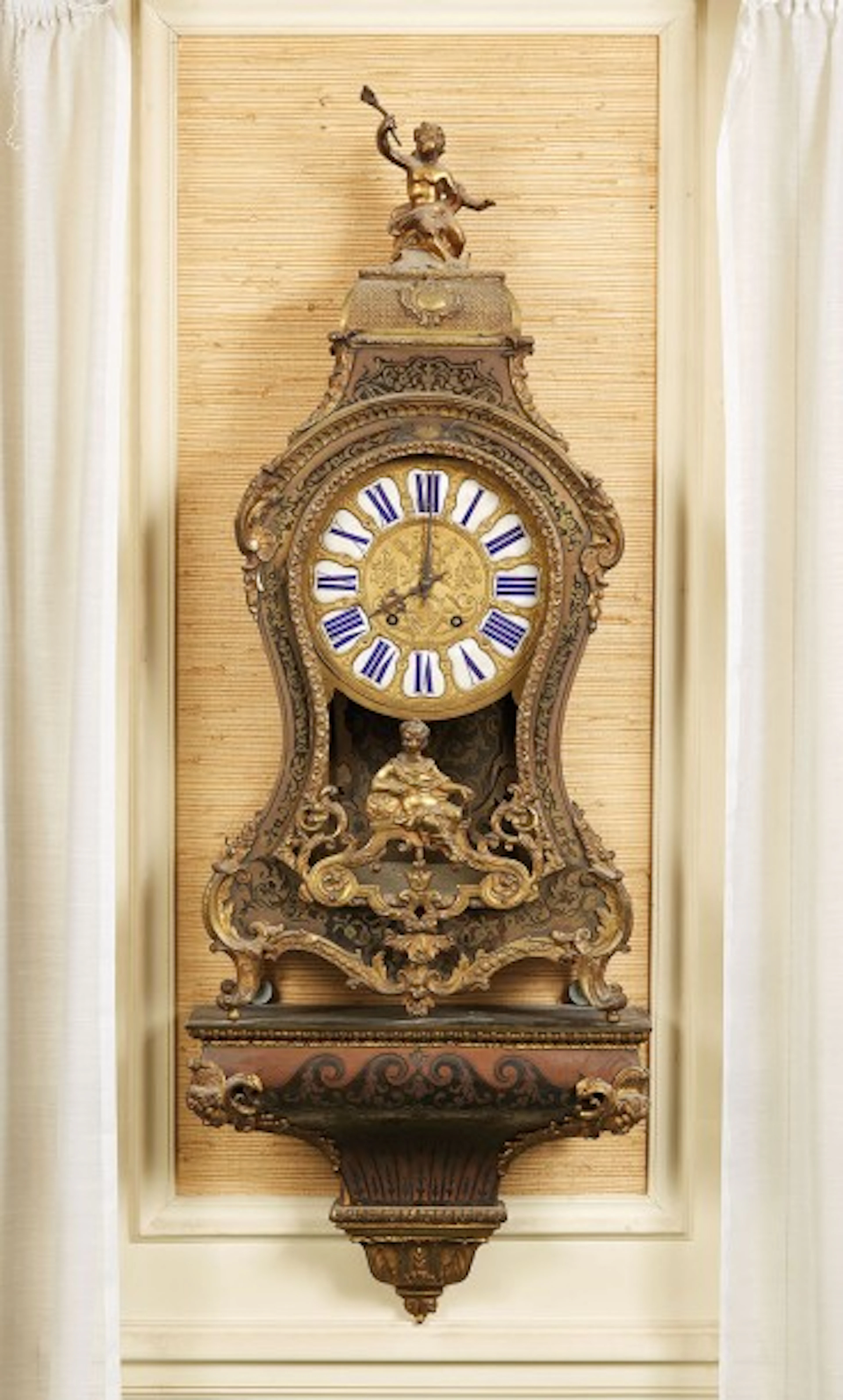 Cartel de forme violonée et une console d’applique à décor marqueté...